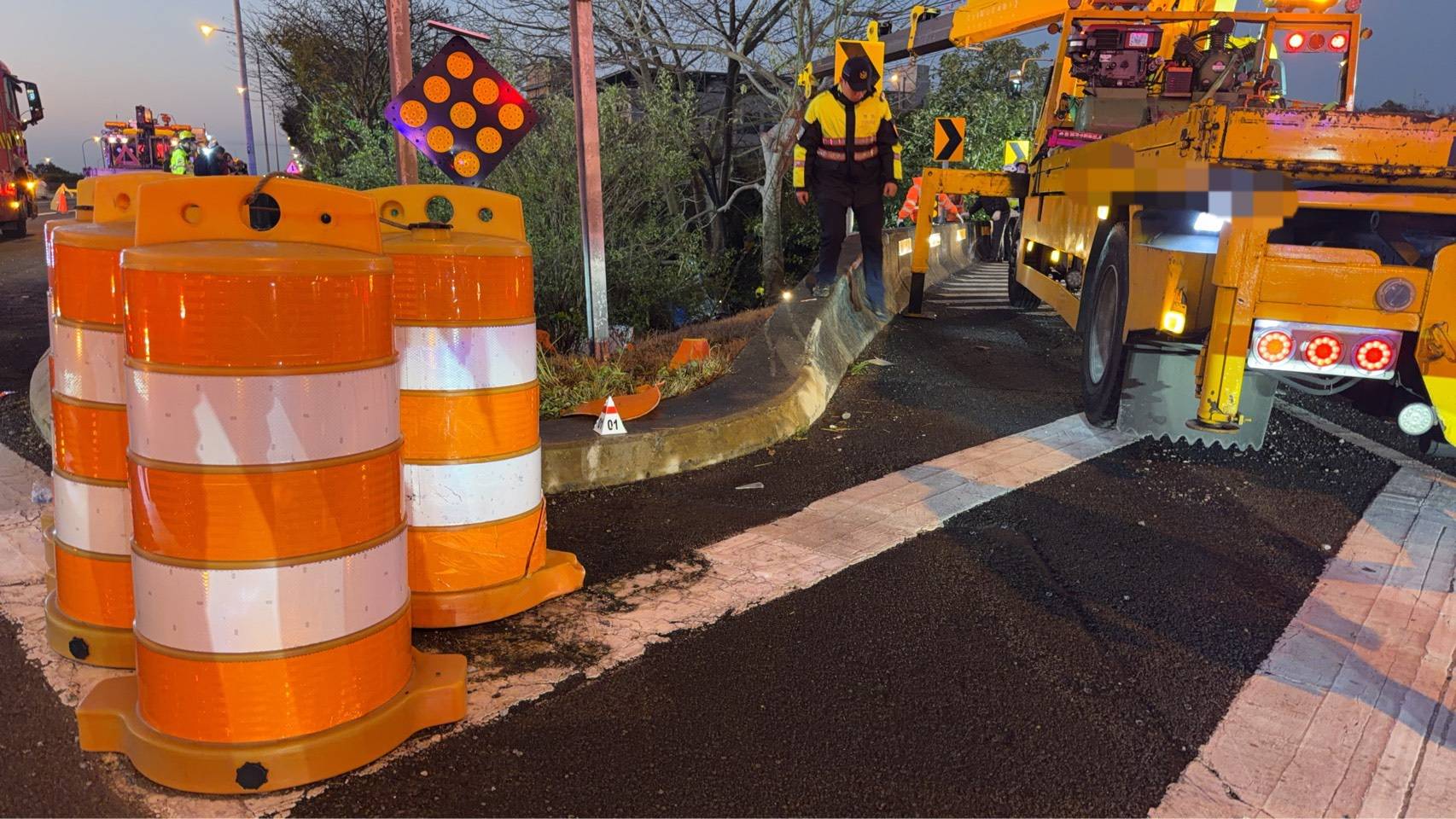 國道1號南向豐原路段清晨發生重大車禍，警方於現場設置交通錐與警示標誌，進行事故處理與安全管制。