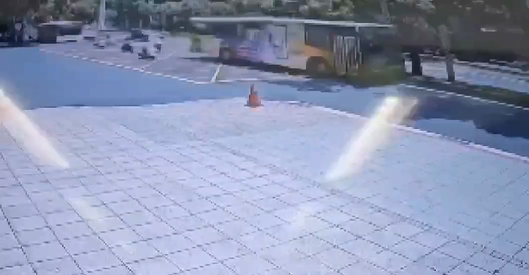 ▲公車衝上分隔島。（翻攝畫面）