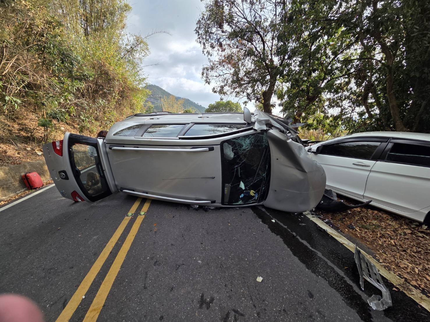 ▲▼造成一台側翻、一台保桿撞爛,2車共11人送醫(圖/記者王俊勝 翻攝)1