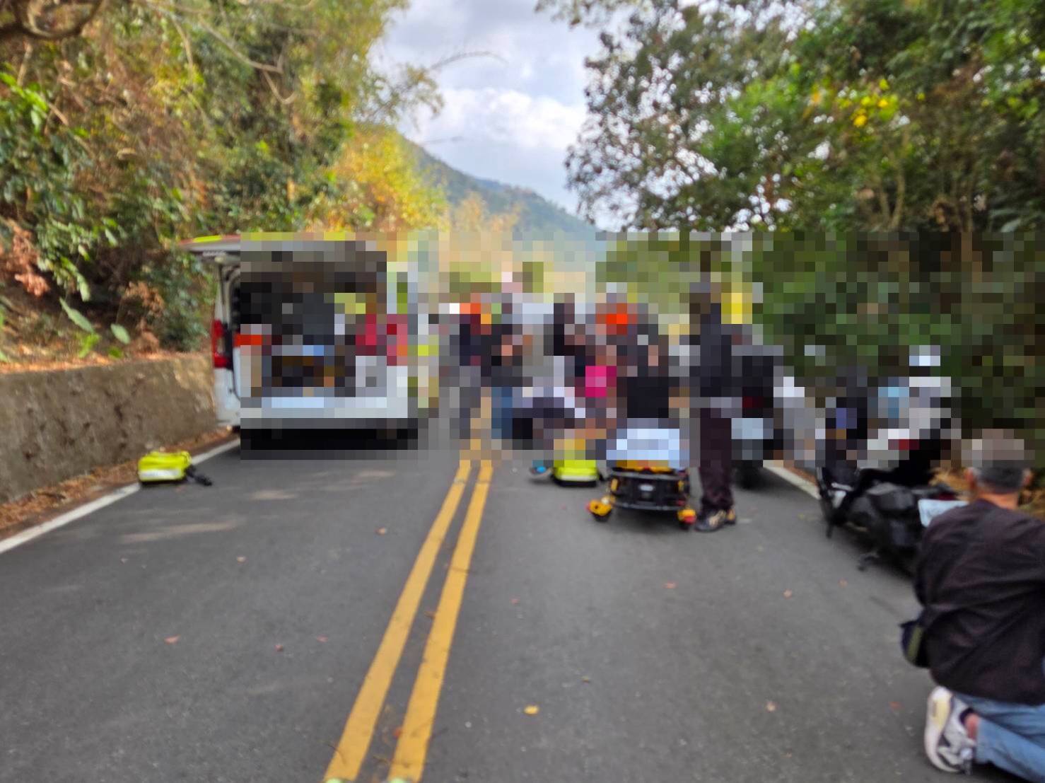 ▲▼造成一台側翻、一台保桿撞爛,2車共11人送醫(圖/記者王俊勝 翻攝)2