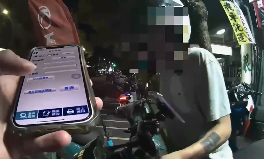 ▲警方盤查男子。（翻攝畫面）