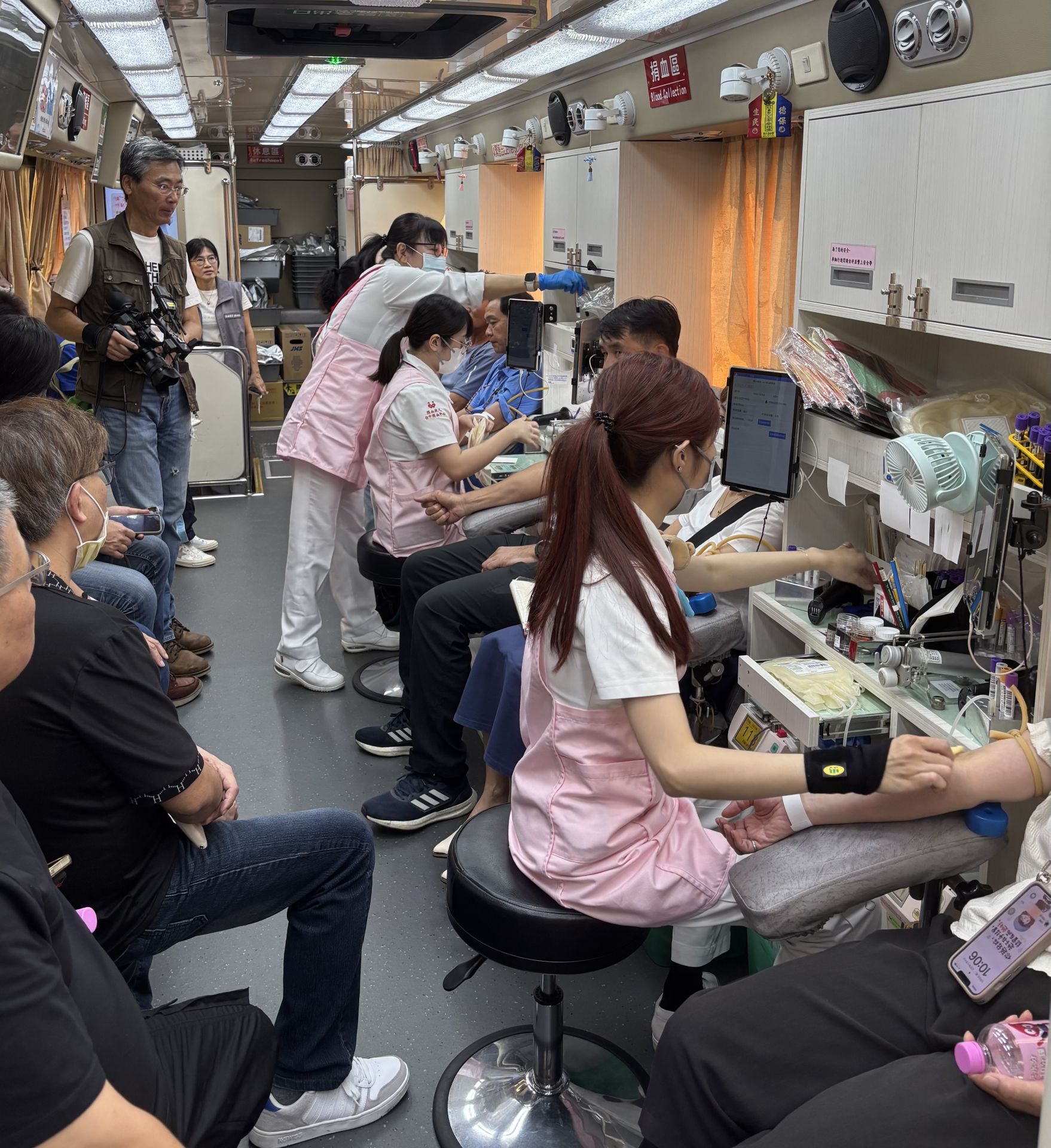 臺中捐血活動｜警廣臺中分臺挽袖捐血 3部捐血車上陣 血庫告急目標突破500袋