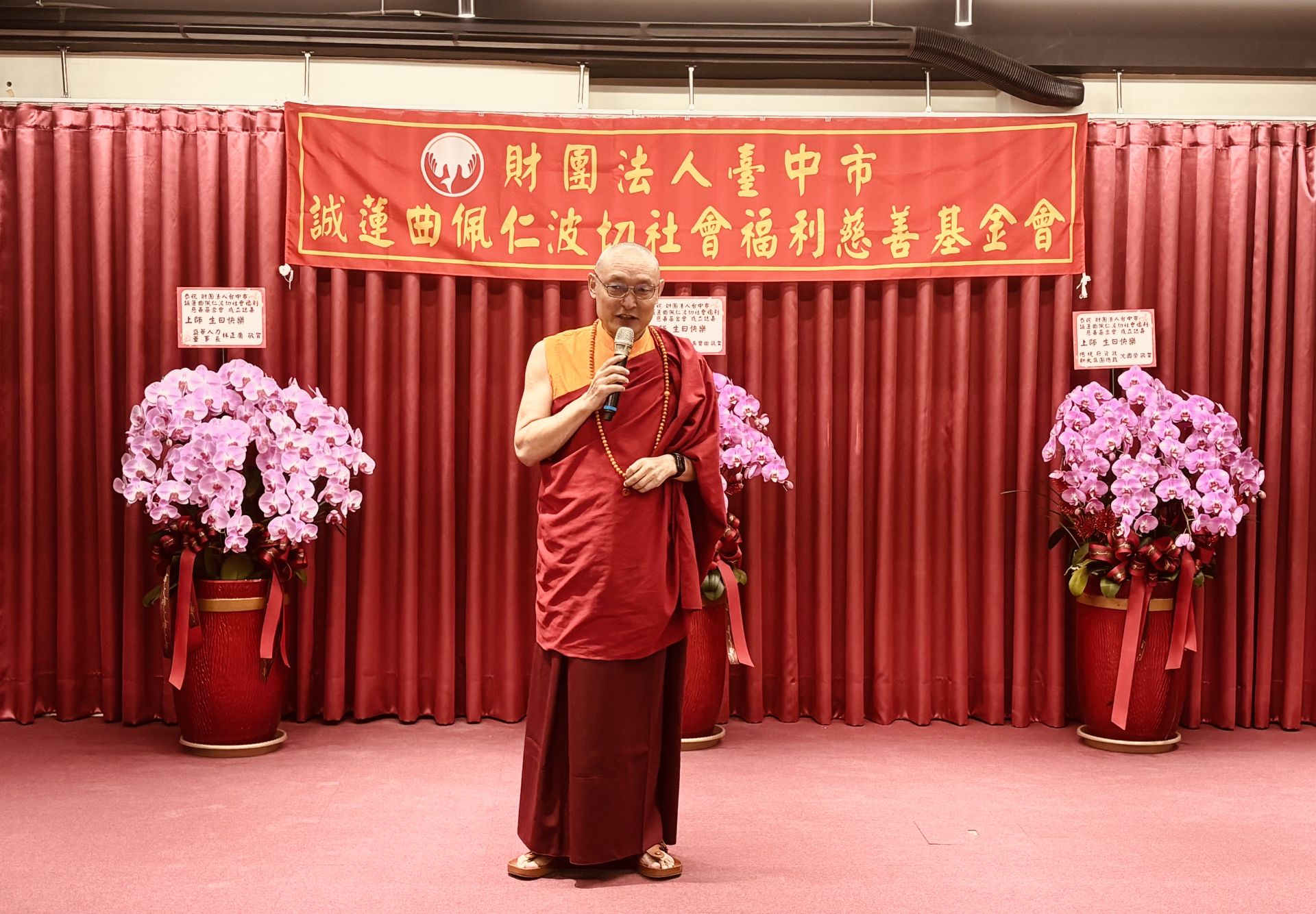 誠蓮曲佩仁波切於典禮上開示,勉勵大眾「慈悲是行動,不是口號」,場面溫馨莊嚴。