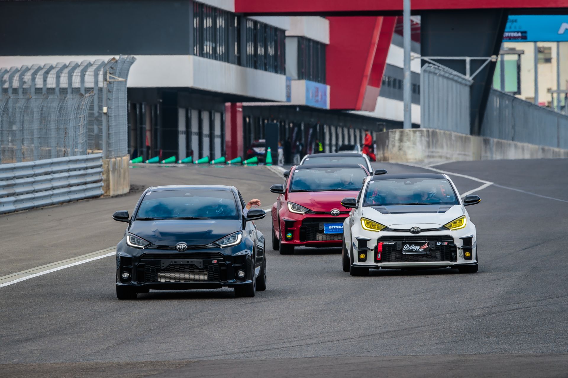 賽道活動中，多輛性能車同場測試，透過受控環境進行分組體驗，讓不同程度的車主都能在安全前提下感受賽道駕馭節奏。