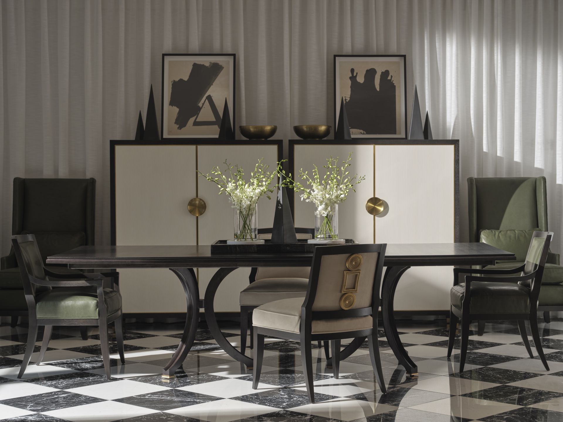 Baker-McGuire 貝克傢俱 The Baker Reserve Collection 餐廳空間示意，Vienna Dining Table 與 Vienna Side Chair 結合雕塑感結構與細緻工藝，為用餐與相聚保留彈性與儀式感。