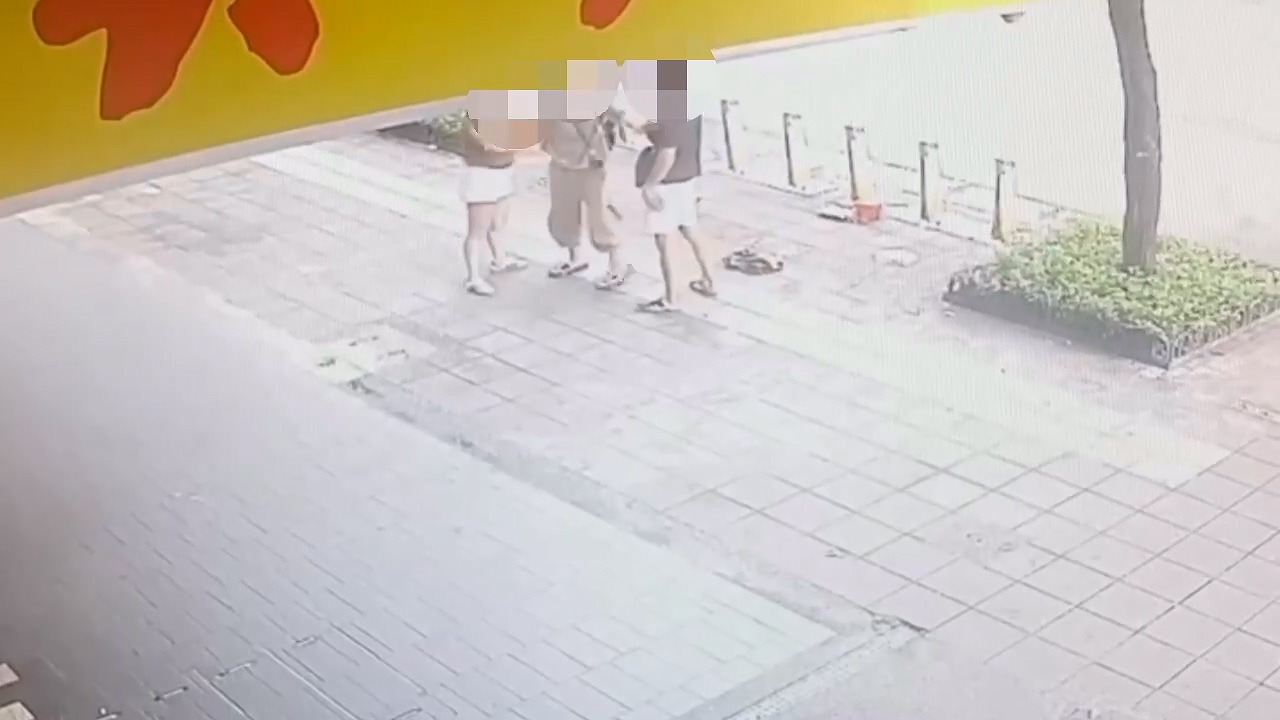 ▲3人在KTV外吵架。（翻攝畫面）