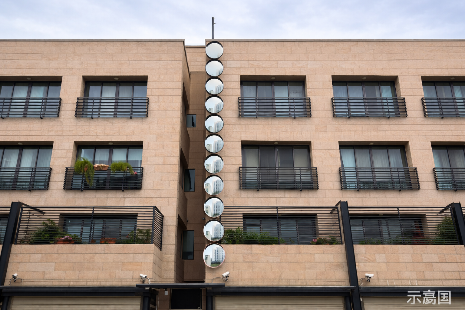 誇張畫面引熱議！台南透天外牆掛10面凸鏡　網笑：是在對抗壁刀煞嗎？