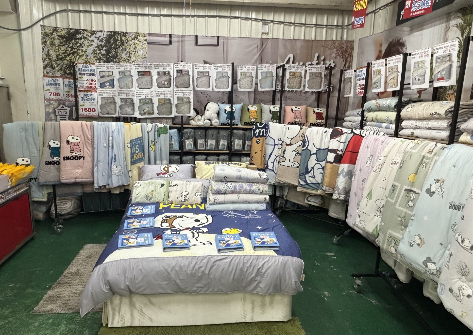 SNOOPY 系列寢具成為現場熱銷焦點,吸引親子與卡通迷搶購。
