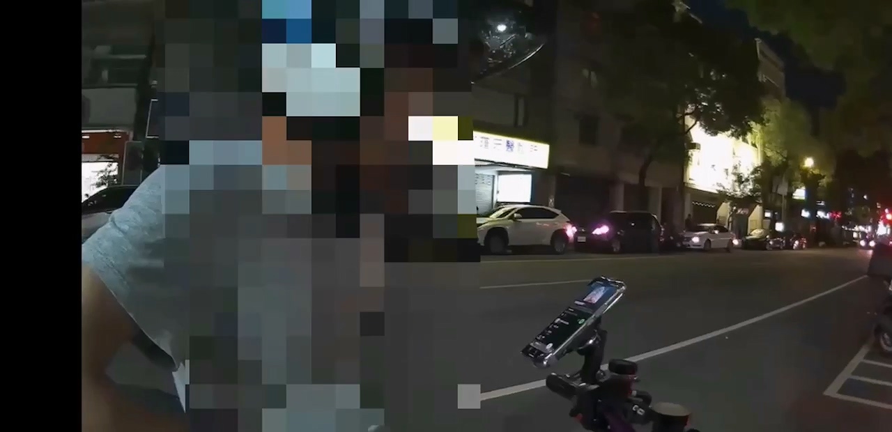 ▲男子被員警攔下。（翻攝畫面）
