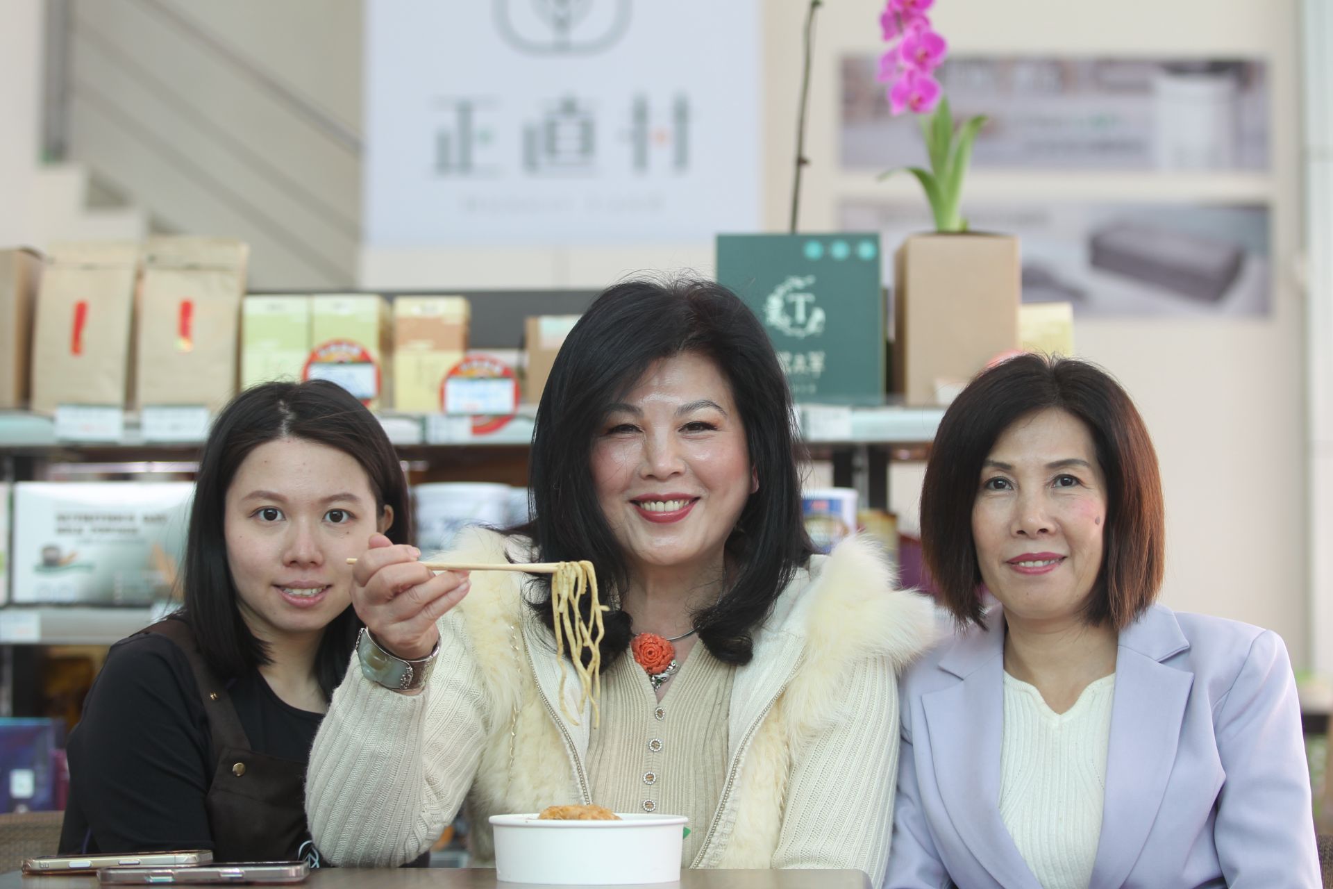 臺中市新聞職業工會理事長廖庭玉(中)前往參加公益活動。