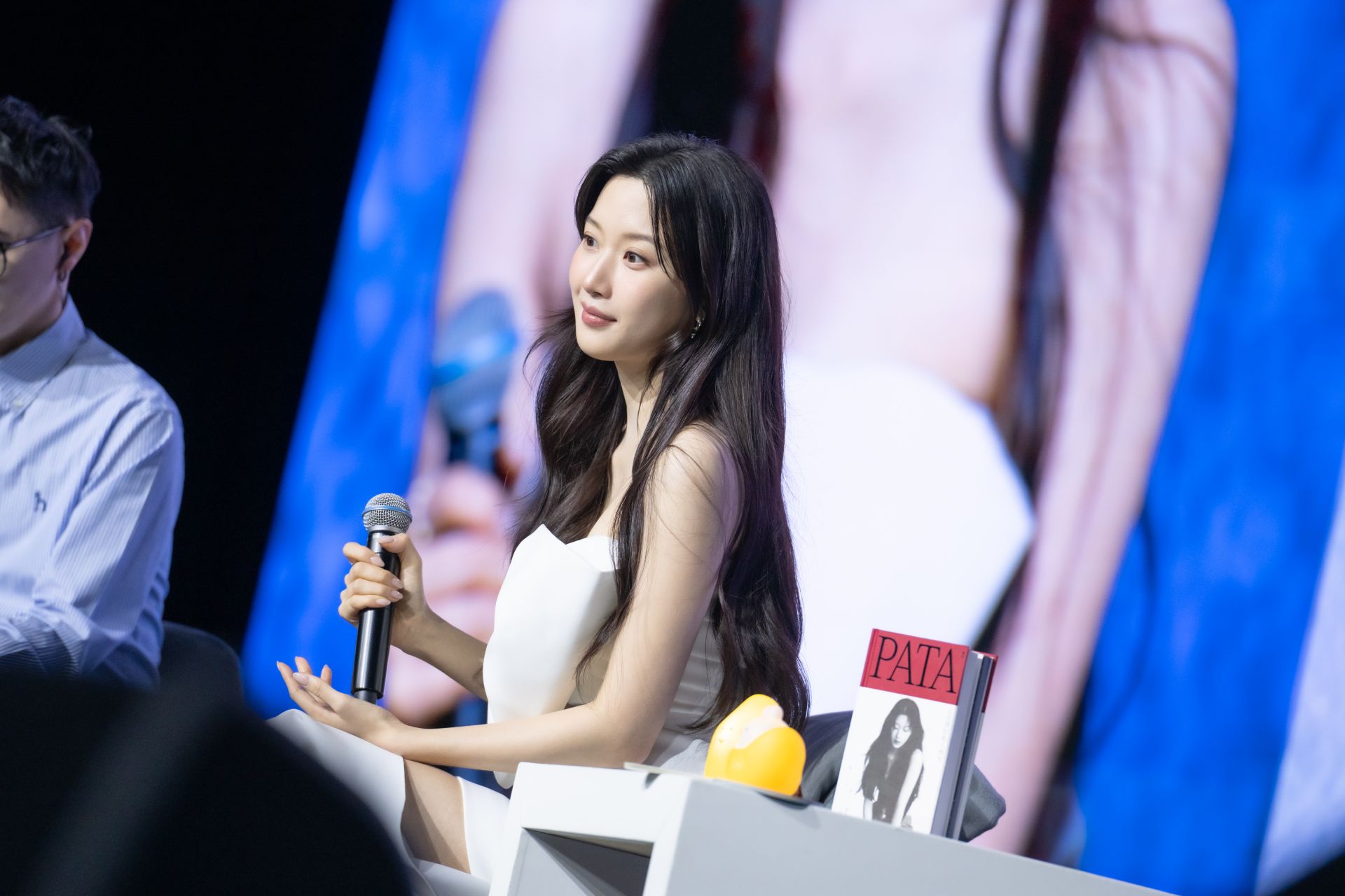 文佳煐穿著白色禮服現身見面會。(圖/星樂全球)