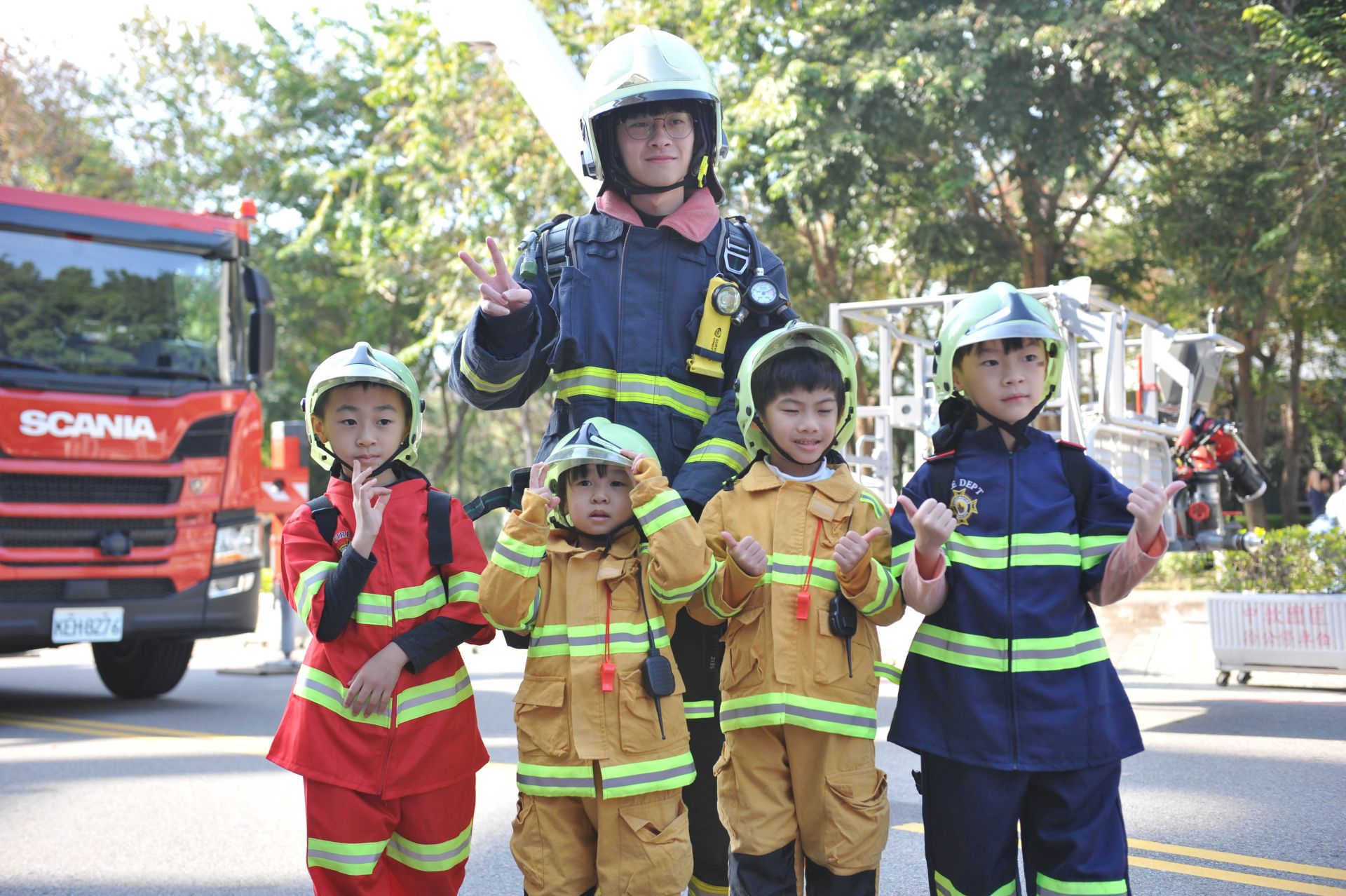 台中異想新樂園暑假職人體驗開跑！ 消防、警察、國軍陪孩子變身小小英雄