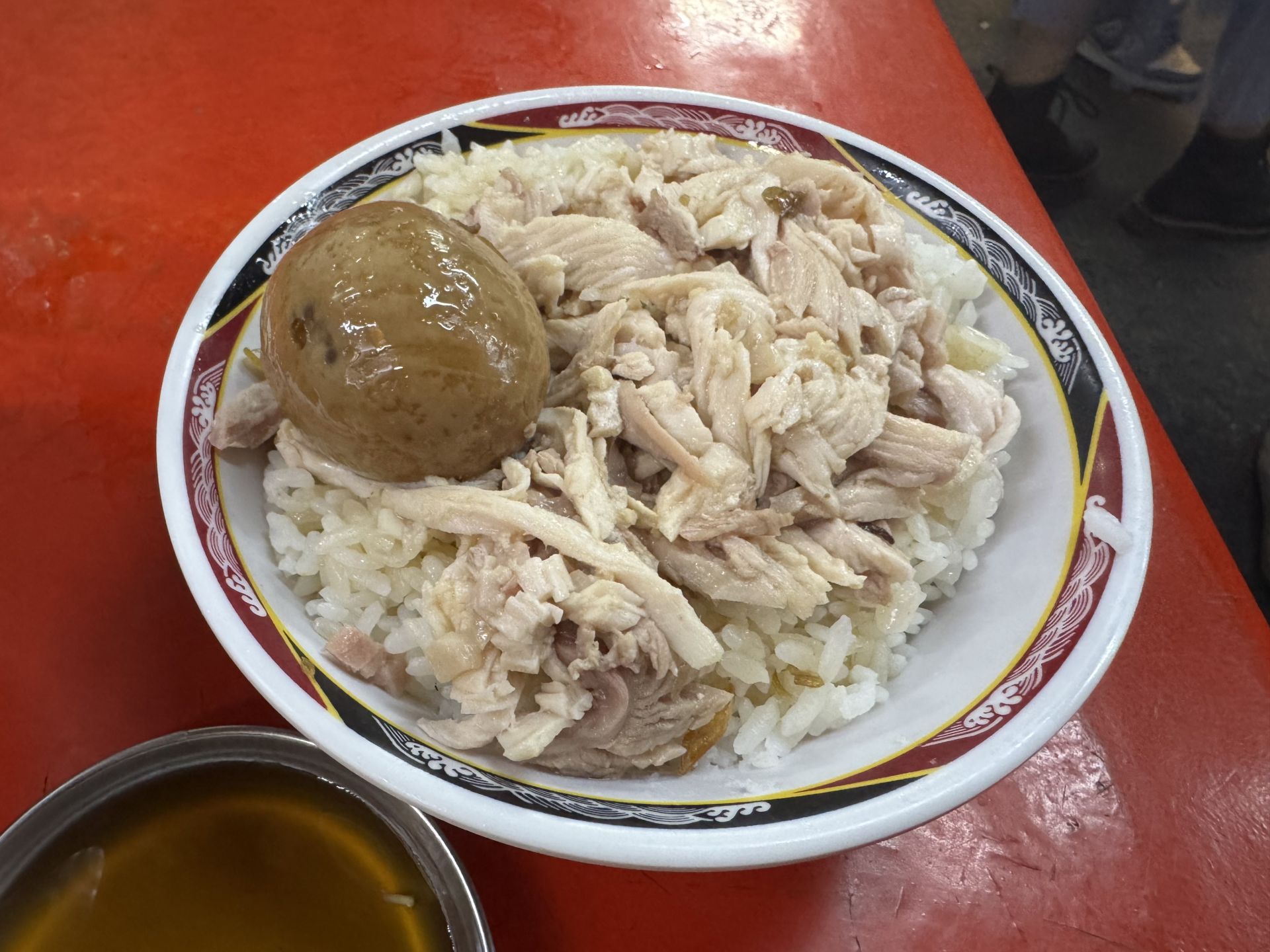 ▲日本部落客吃「台版親子丼」！一看照片…竟是雞肉飯＋滷蛋 台網友笑翻（圖／翻攝自 X／redhairblog_ken）