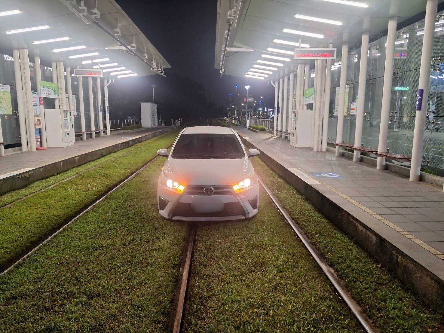 傻眼！高雄7旬婦「右轉彎進輕軌軌道」 狂開550M遭卡住