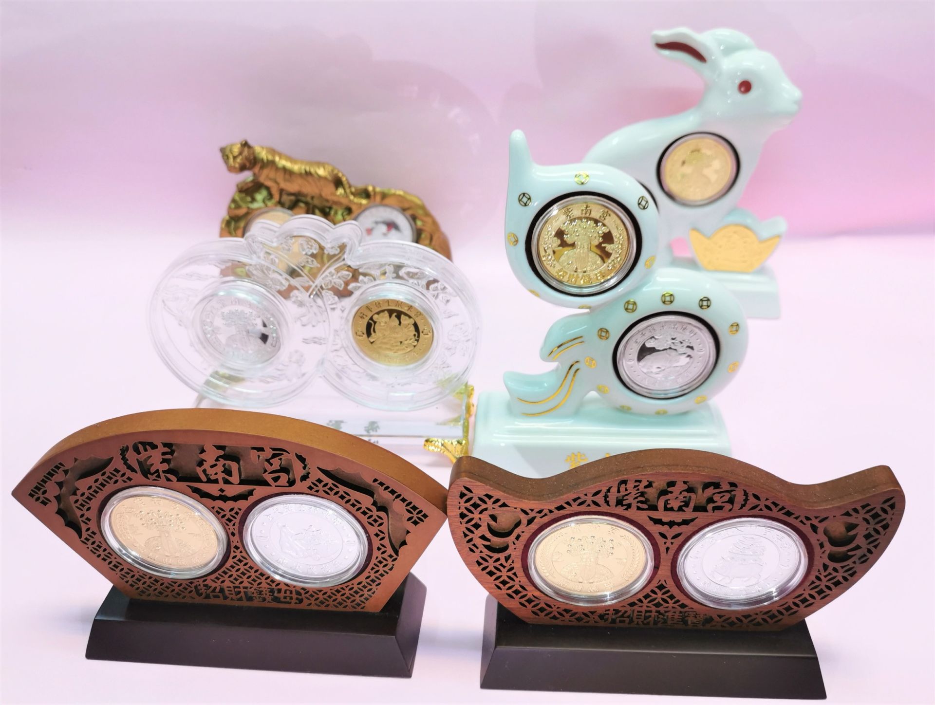 紫南宮歷年發放的十二生肖錢母，象徵集齊後可增強旺財化煞能量。