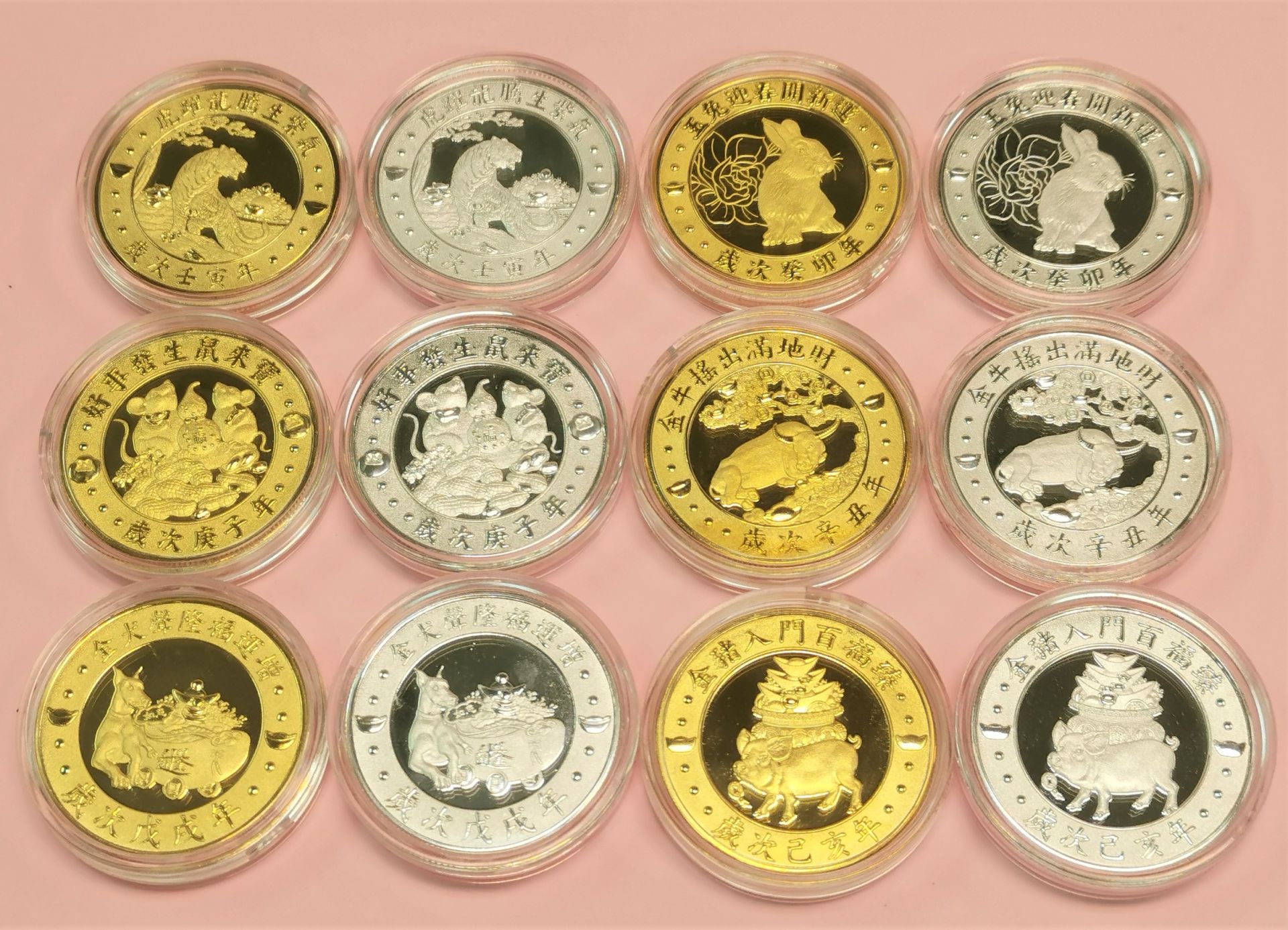 紫南宮歷年發放的十二生肖錢母，象徵集齊後可增強旺財化煞能量。