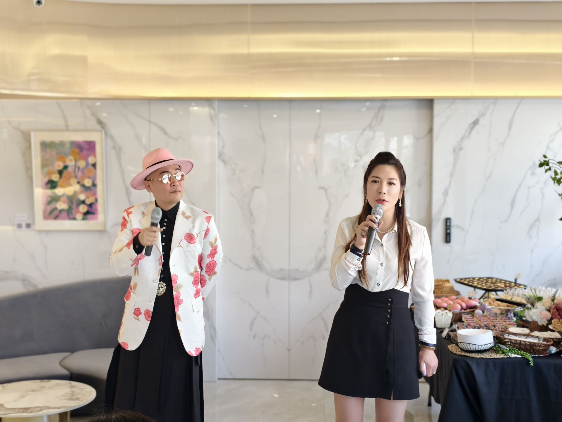 圖｜《圓．生寓境》開幕茶會現場，活動主持人（左）與「銷售女王」韓心怡（右）共同出席，分享藝術與生活美學的連結。