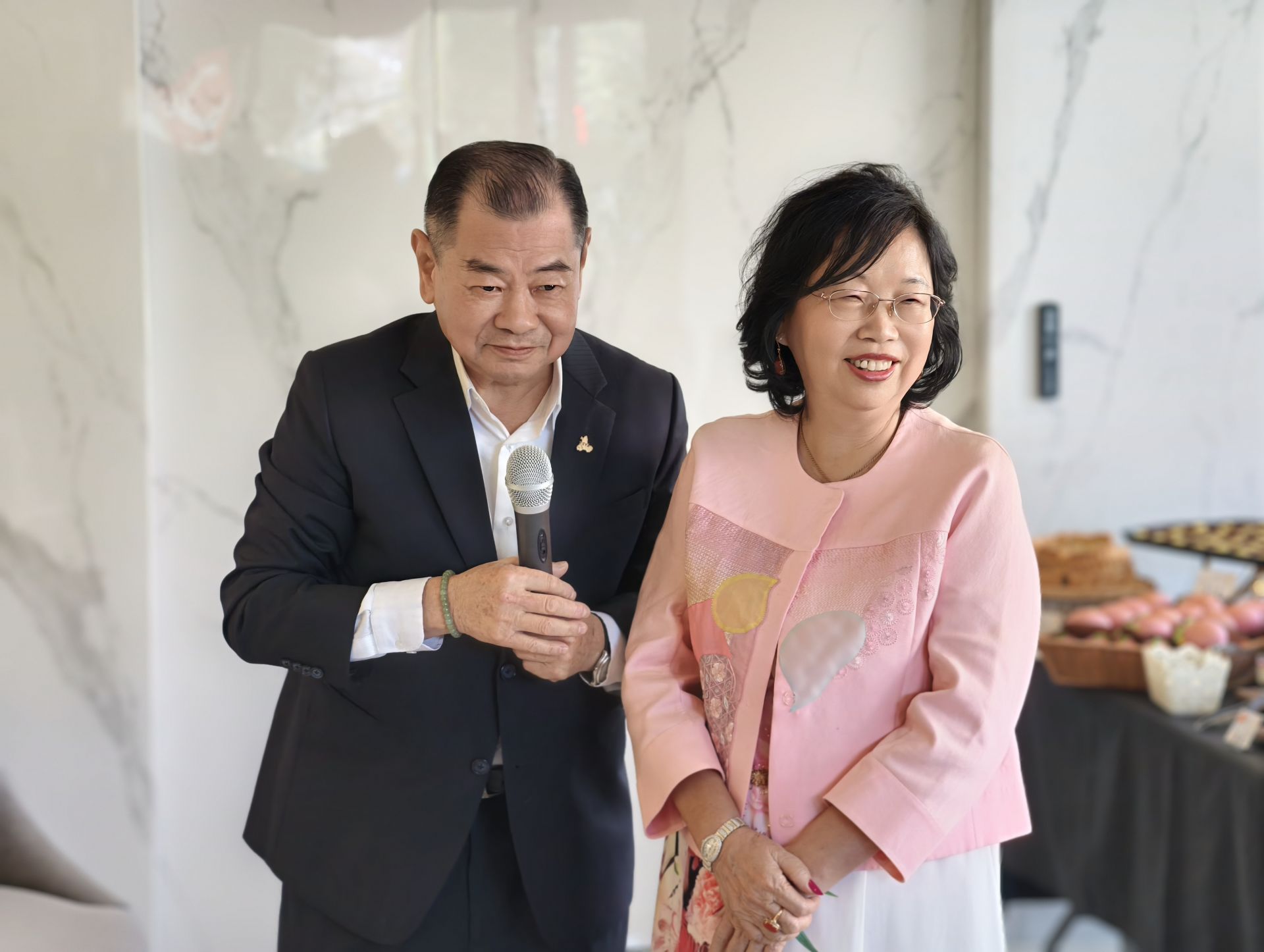 中科之父陳明德（左）與《圓．生寓境》創作者總裁畫家江屘菊（右）於開幕茶會分享創作理念，以「圓滿能量」象徵生活中的光與力量，為熊圖敘 DOS 空間注入柔韌且溫暖的藝術氣質。張哲維攝