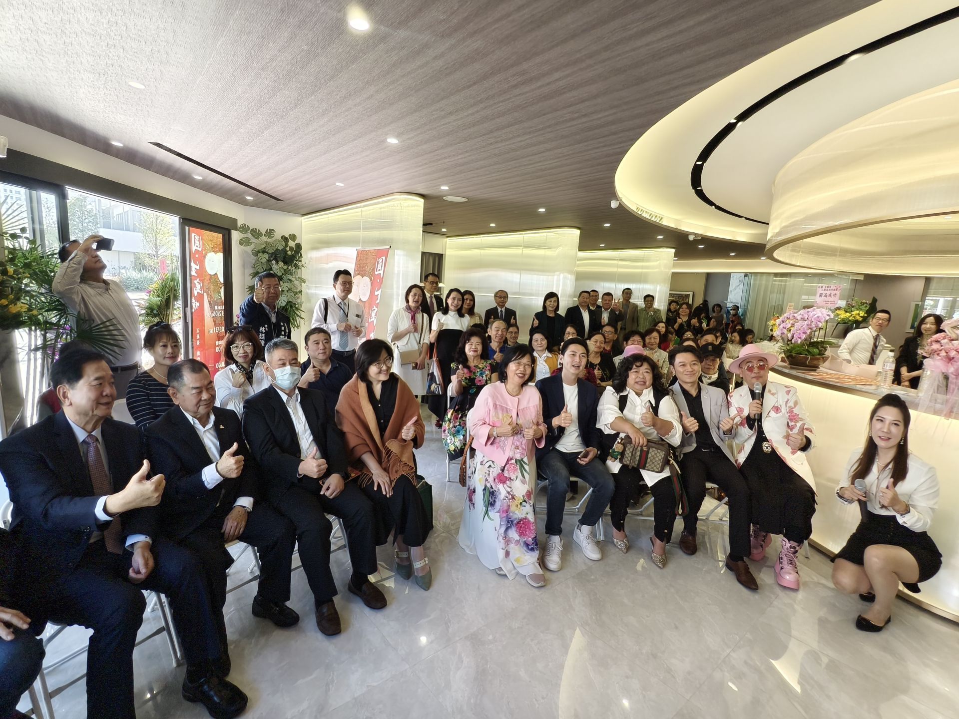 《圓．生寓境》個展於熊圖敘 DOS 接待中心揭幕，吸引立法委員廖偉翔與各界貴賓到場，共同見證建築與藝術跨界共融的生活美學場域。張哲維攝