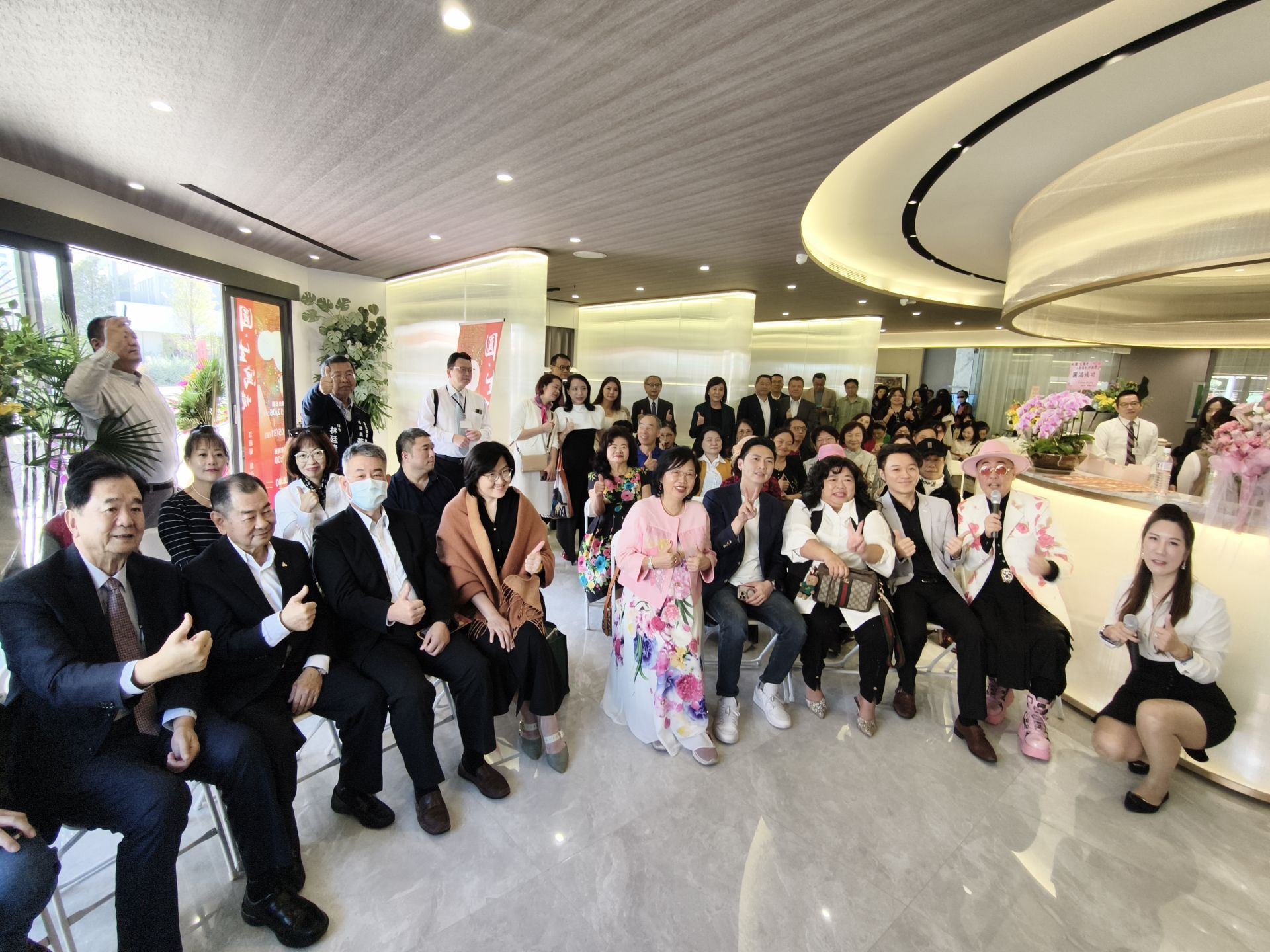 《圓．生寓境》個展於熊圖敘 DOS 接待中心揭幕，吸引立法委員廖偉翔與各界貴賓到場，共同見證建築與藝術跨界共融的生活美學場域。張哲維攝