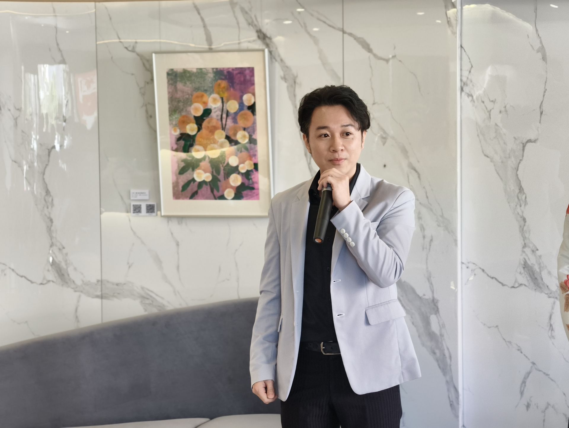 熊圖建設總經理林鼎強於開幕活動中表示，江屘菊作品中流動的圓與能量意象，與 Gensler 所設計的弧線立面相互呼應，使建築空間展現更深層的森態美學。