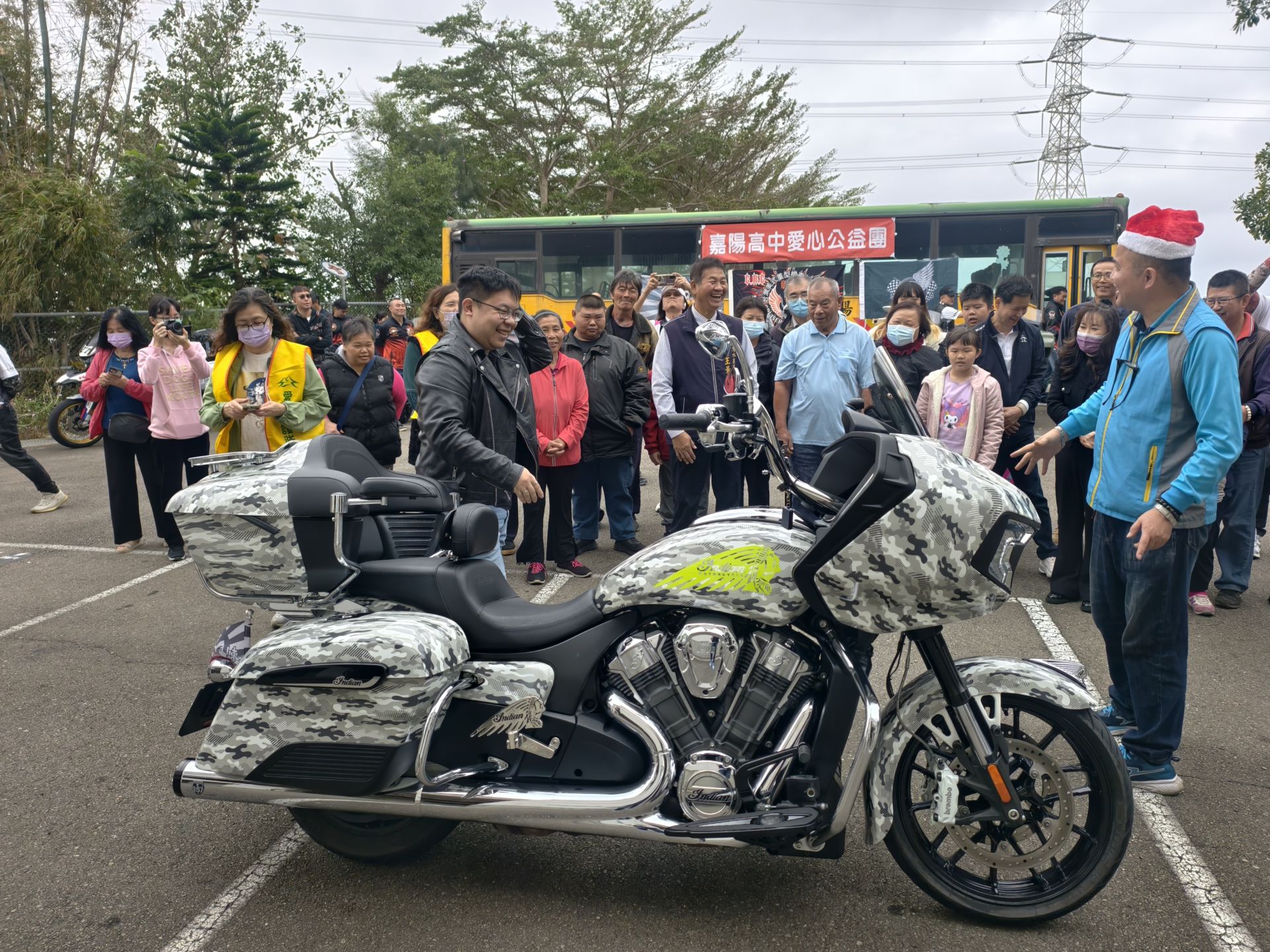 啟德國際重機車業出動約 20 餘輛大型重型機車響應公益,其中包含高階車款印地安(Indian)挑戰者,吸引里民近距離體驗重機魅力。