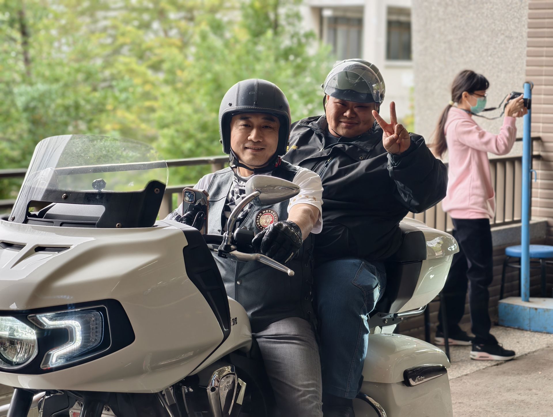 重機騎士陪同里民體驗乘坐大型重型機車,讓不少民眾首次近距離感受重機文化,現場氣氛熱絡歡樂。