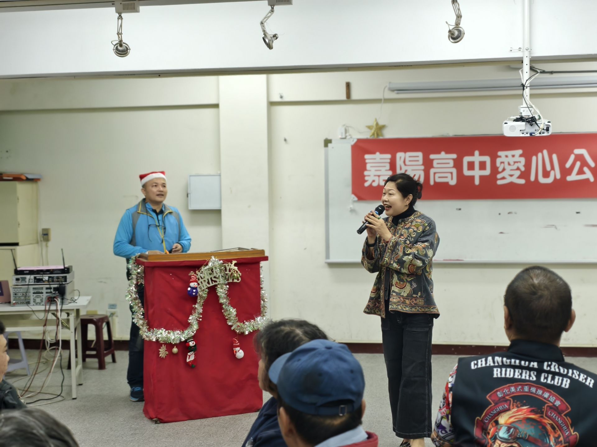 榮譽董事長黃琺心於活動現場致詞,肯定學校結合社區與公益行動的努力,並鼓勵更多社會力量走進校園、共同關懷地方。