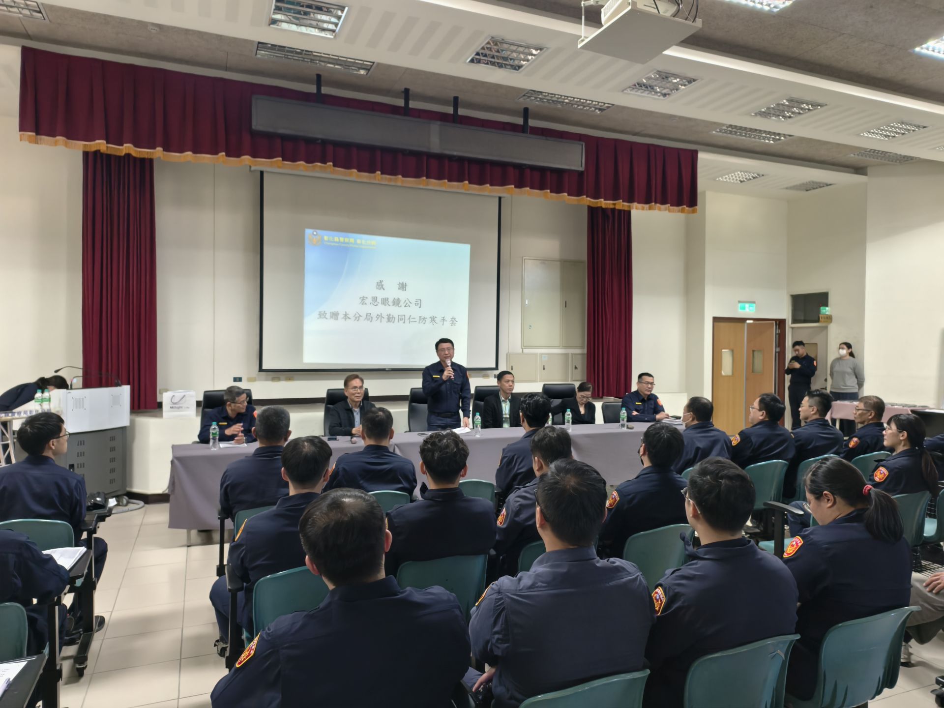 彰化分局局長林英煌於捐贈儀式中致詞，感謝宏恩眼鏡捐贈 372 套禦寒手套，實質提升員警在寒流期間執行戶外與機車巡邏勤務的安全與舒適度。