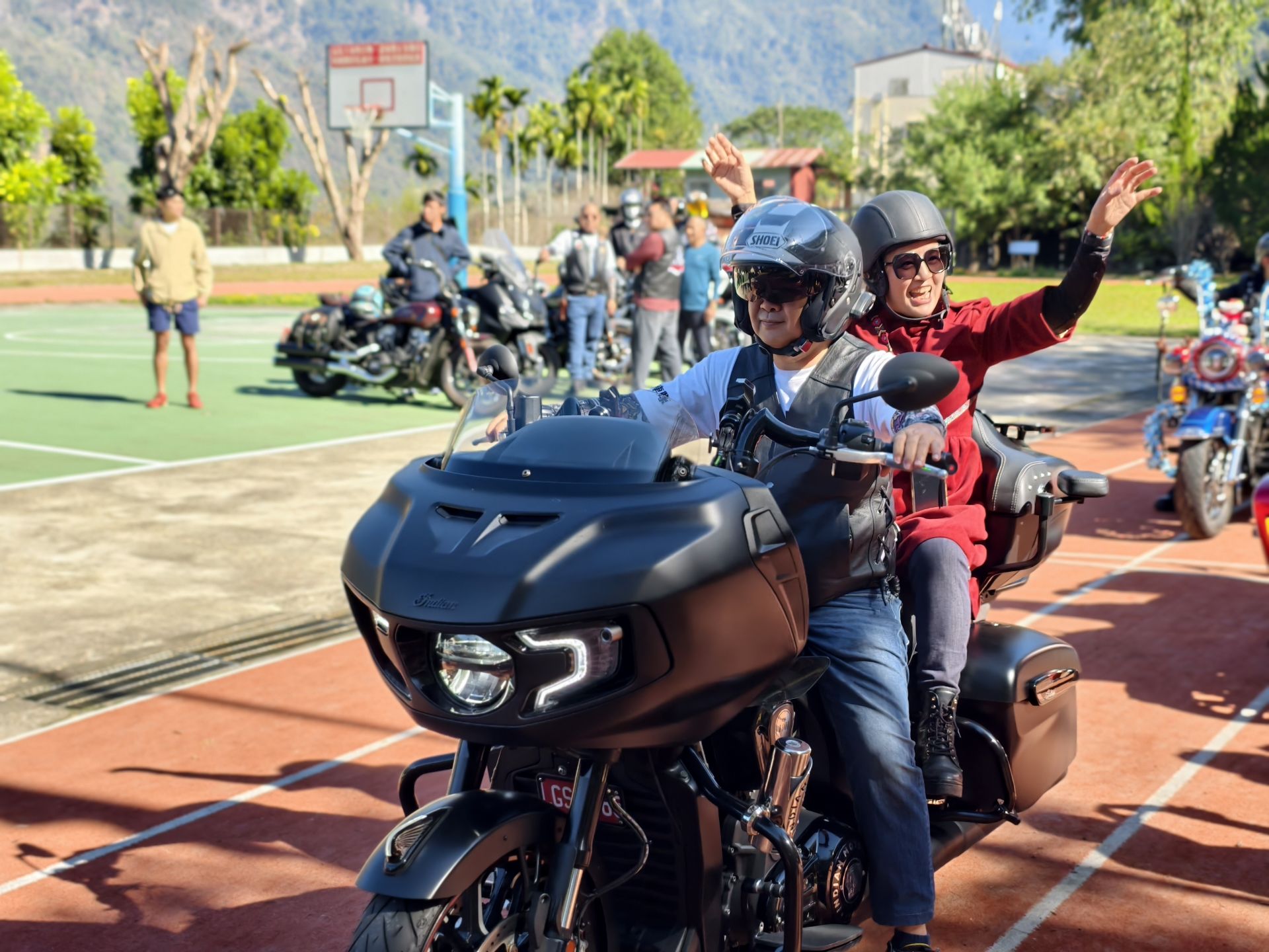 川啟愛心重車協會理事長蕭僅濃（左）與互助國小校長梁秀琴（右）於活動現場交流合影。 雙方共同關注偏鄉教育與學童安全，透過公益行動陪伴孩子迎接溫馨聖誕。