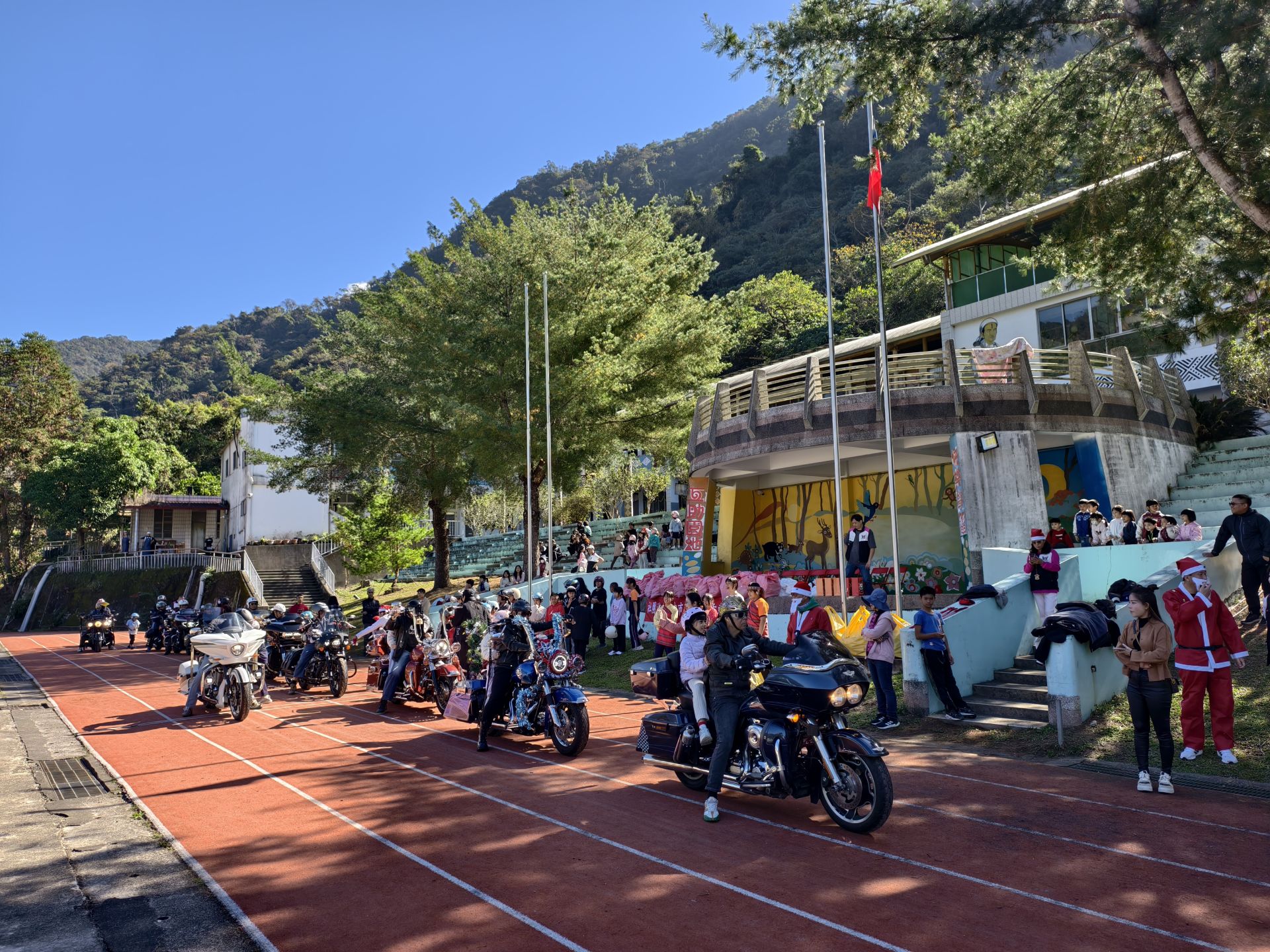 重型機車騎士於互助國小操場整裝待發，活動前向學童宣導騎乘時務必配戴安全帽，落實交通安全觀念。 透過實際示範，讓孩子在體驗中學習重視自身安全。