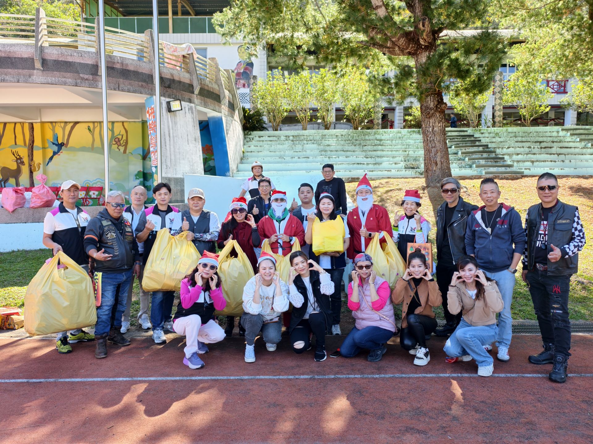 化身為聖誕老公公，協會成員與志工合影留念，參與出席有巢氏房屋中區經管會會長鄭珮紾、臺中市不動產仲介經紀商業同業公會理事長林志雲先生及林俶朱女士賢伉儷，九龍六鳳靈修院林羽詩老師，覃安邦、黃乙展、梁益彰、謝雅婷、陳綵婕，透過實際行動將關懷與祝福送進偏鄉校園，陪伴孩子迎接溫暖聖誕。張哲維攝
