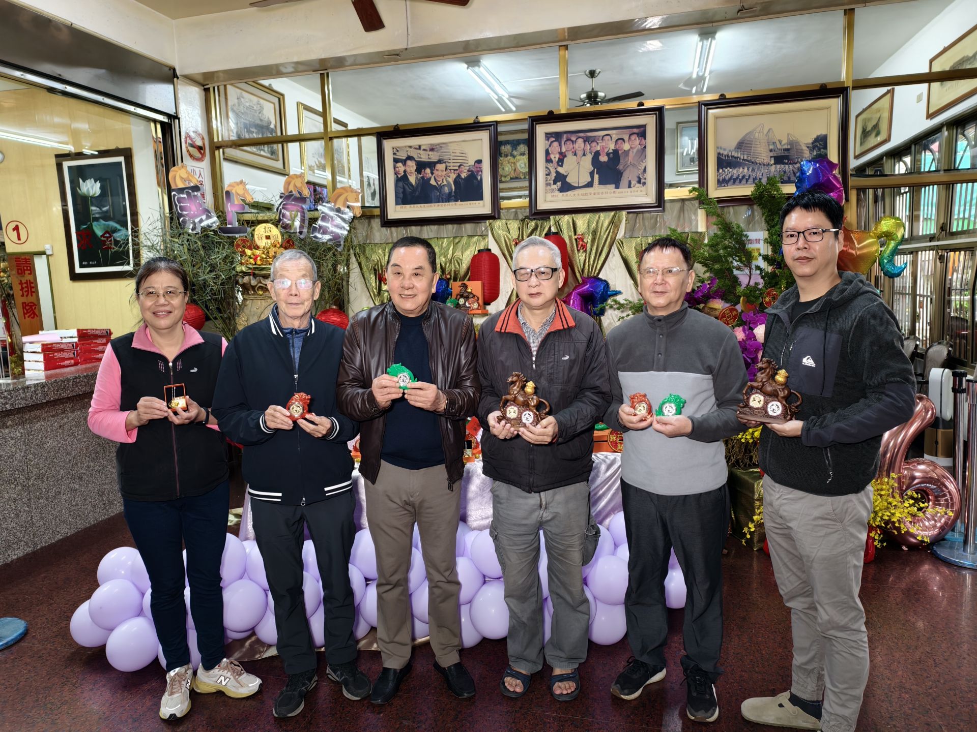 紫南宮丙午馬年福氣錢母正式亮相，廟方主委與委員、貴賓一同展示馬年金銀錢母與精裝套組，象徵「馬到成功、馬上發財」，迎接 2026 新年好運。