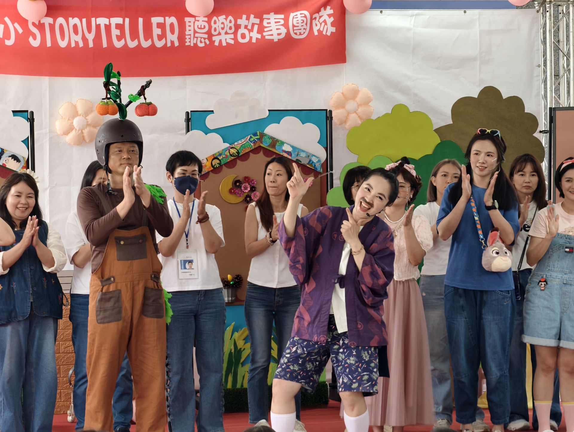 松強國小《阿松爺爺的柿子樹》兒童劇登場　聽樂故事團用多語故事打造校園閱讀風景