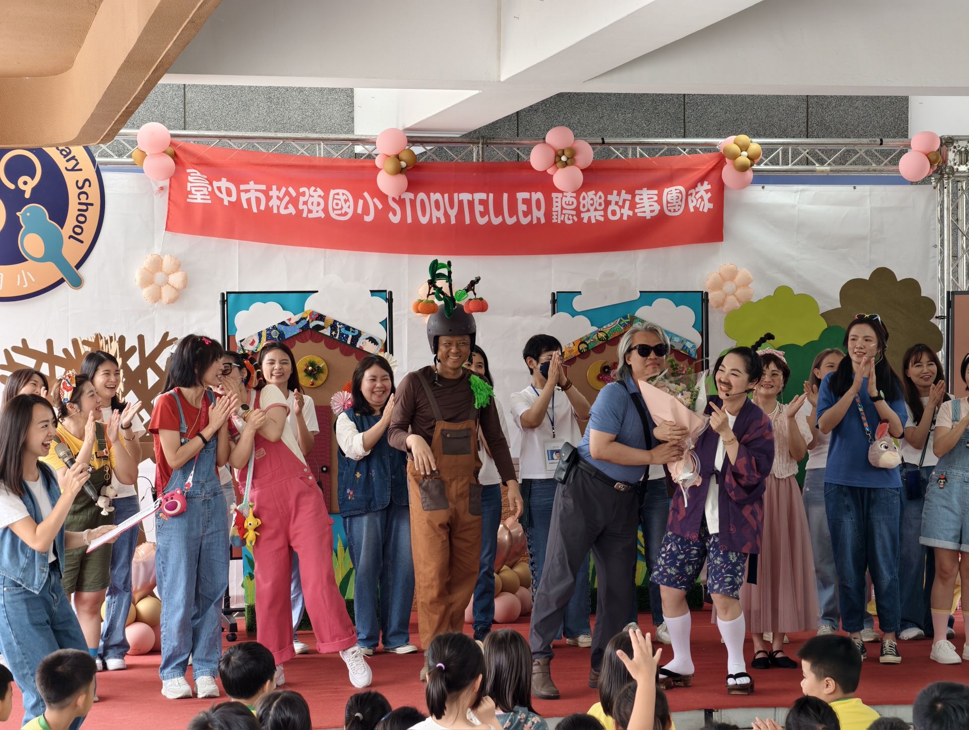 松強國小《阿松爺爺的柿子樹》兒童劇登場　聽樂故事團用多語故事打造校園閱讀風景