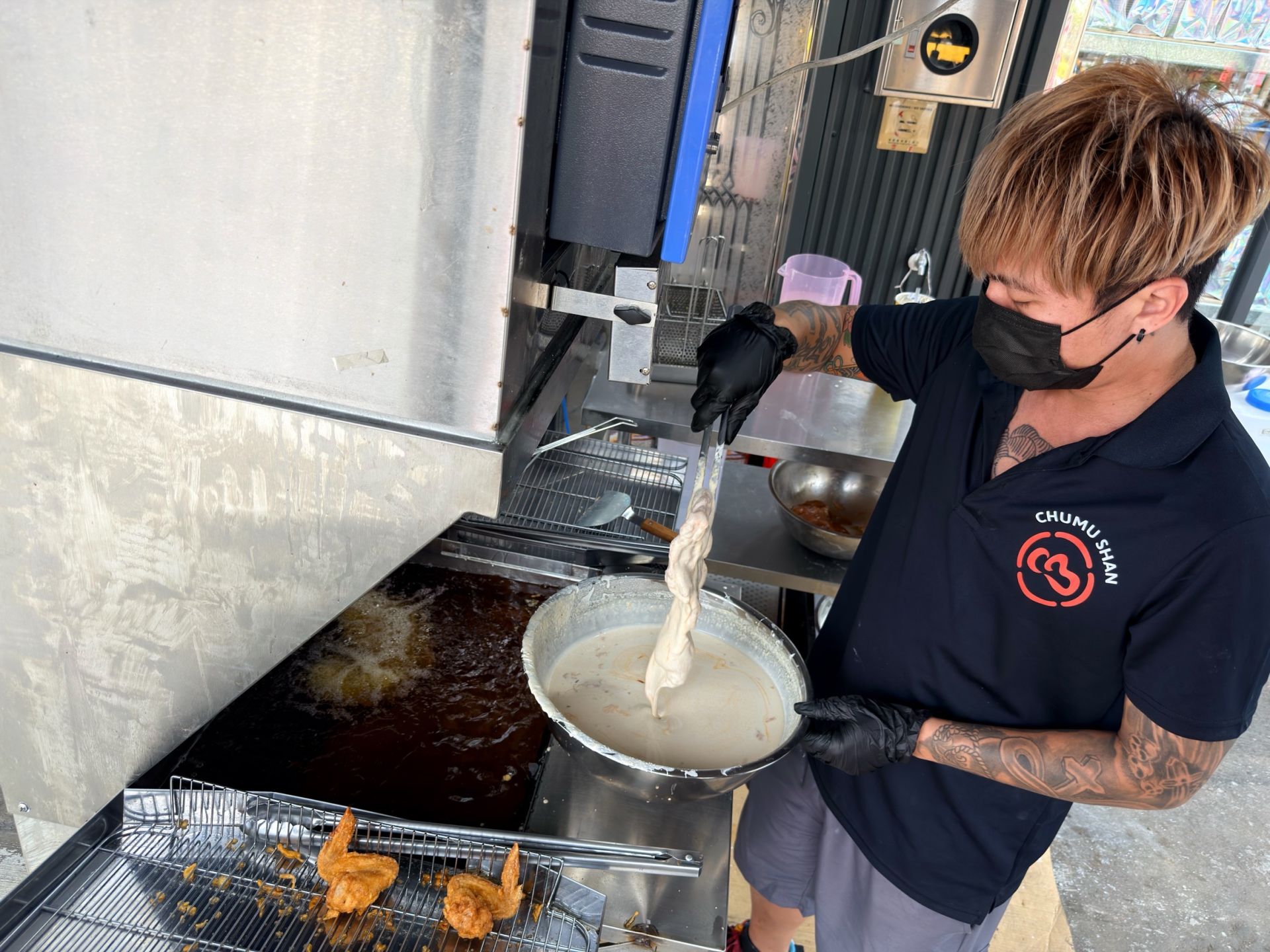 直播搬到現場！蹦闆站台香水人生特賣　送雞排＋抽黃金吸萬人