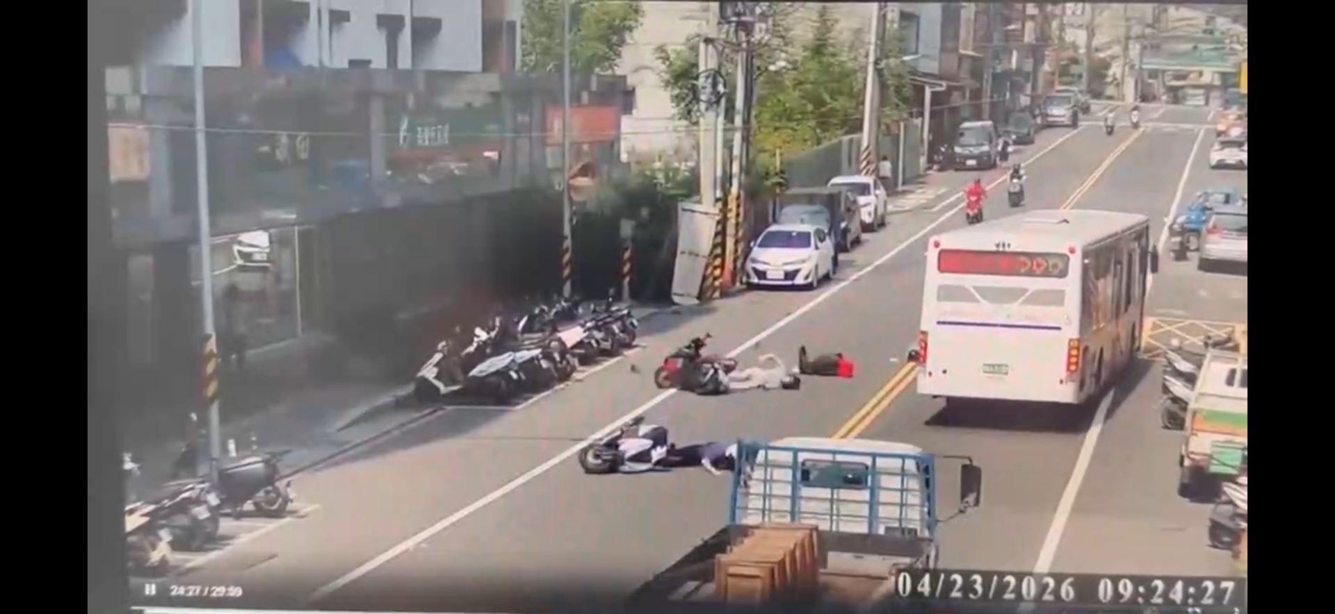 影／新店驚悚車禍畫面曝！騎士倒地不動　3機車連撞釀1死