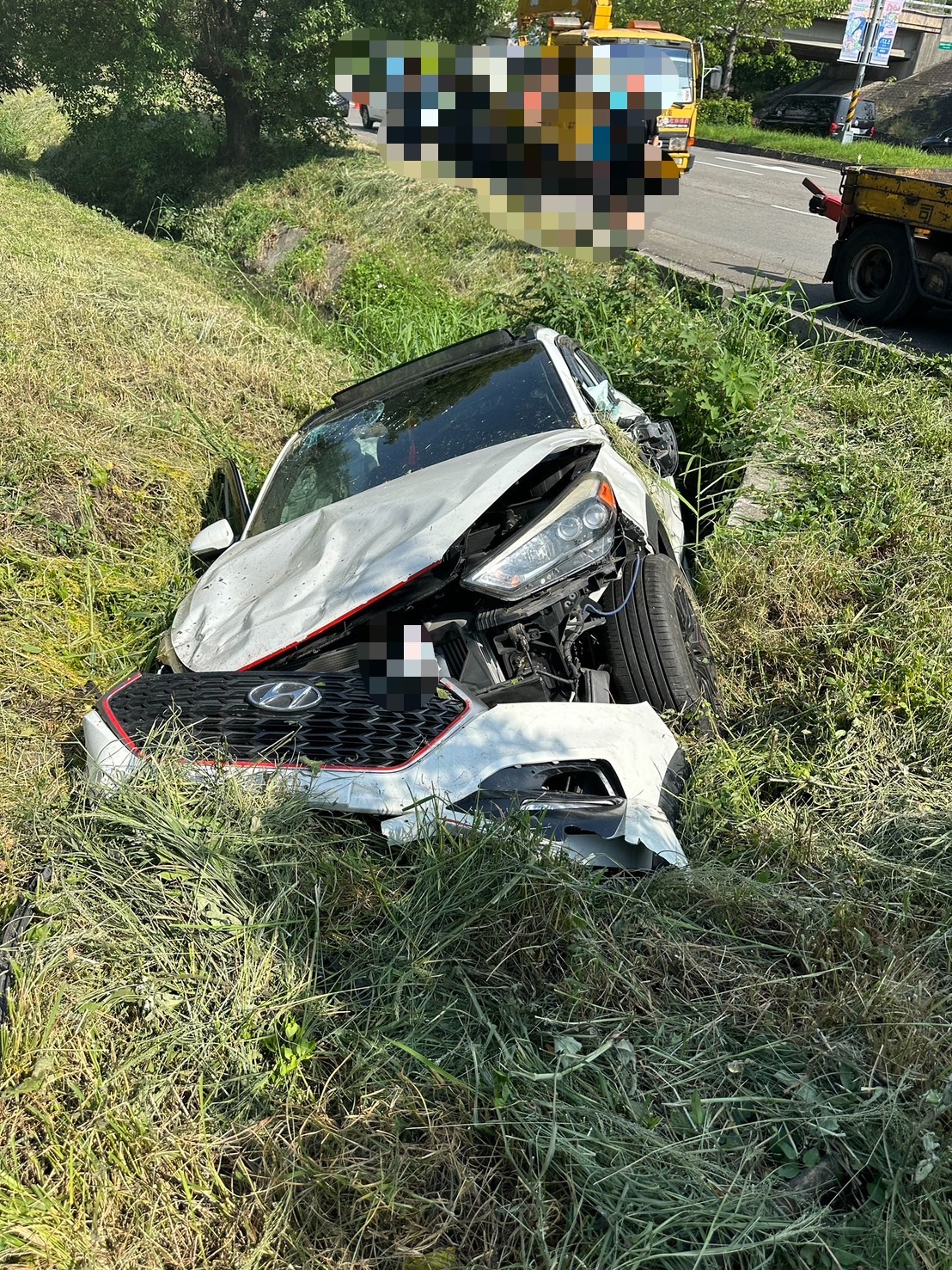 國道1號台中段自小客車衝出邊坡　駕駛與2乘客身體不適送醫觀察