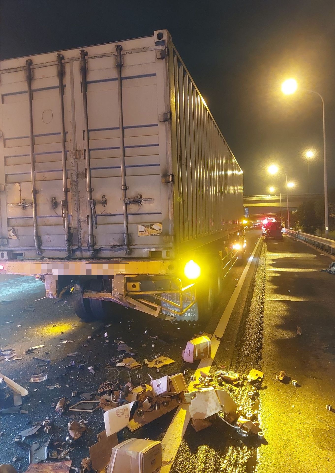     國道1號台南段深夜3車追撞　小貨車猛撞半聯結車釀1死