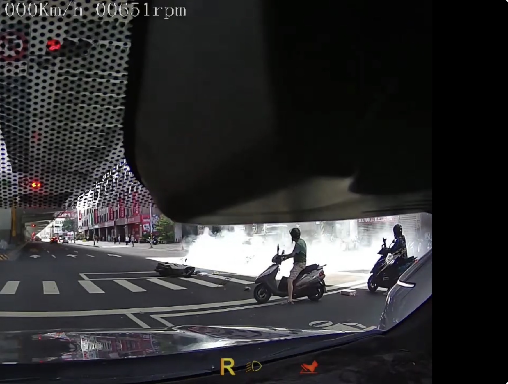 中和驚悚毒駕！轎車失控倒車狠輾雙載機車　7旬姊妹1死1重傷