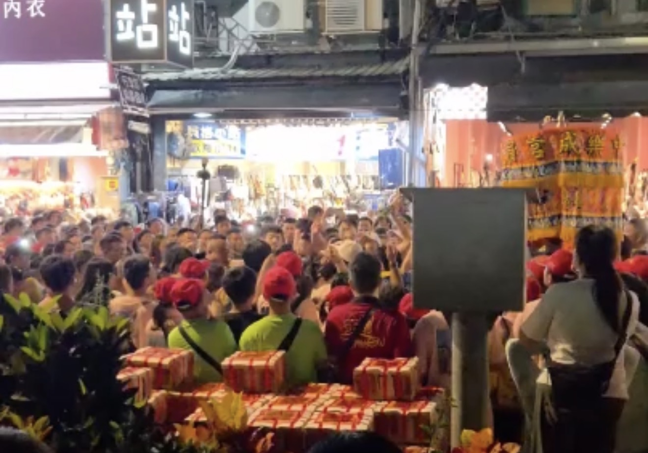 山邊媽祖逢甲遶境爆推擠衝突!2男街頭揮拳 警到場壓制依法送辦