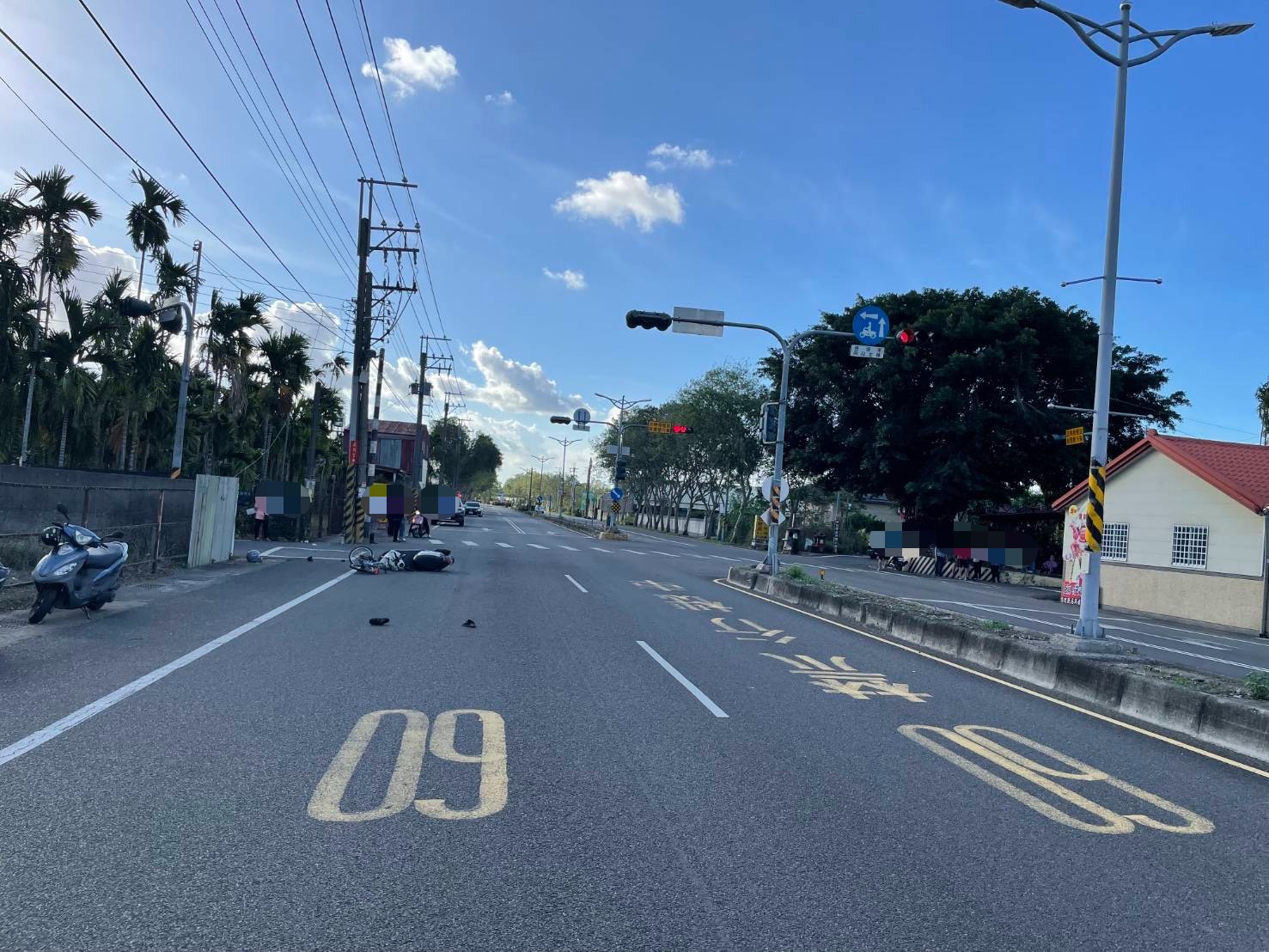 內埔機車闖紅燈自摔　滑行撞上83歲酒駕騎士雙雙送醫