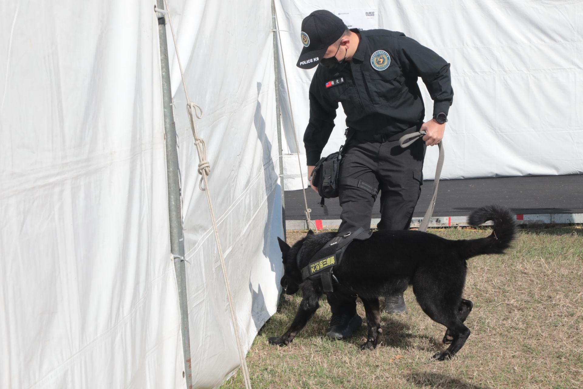 ▲警犬出動搜索，防止出現爆裂物（圖／記者王俊勝 翻攝）