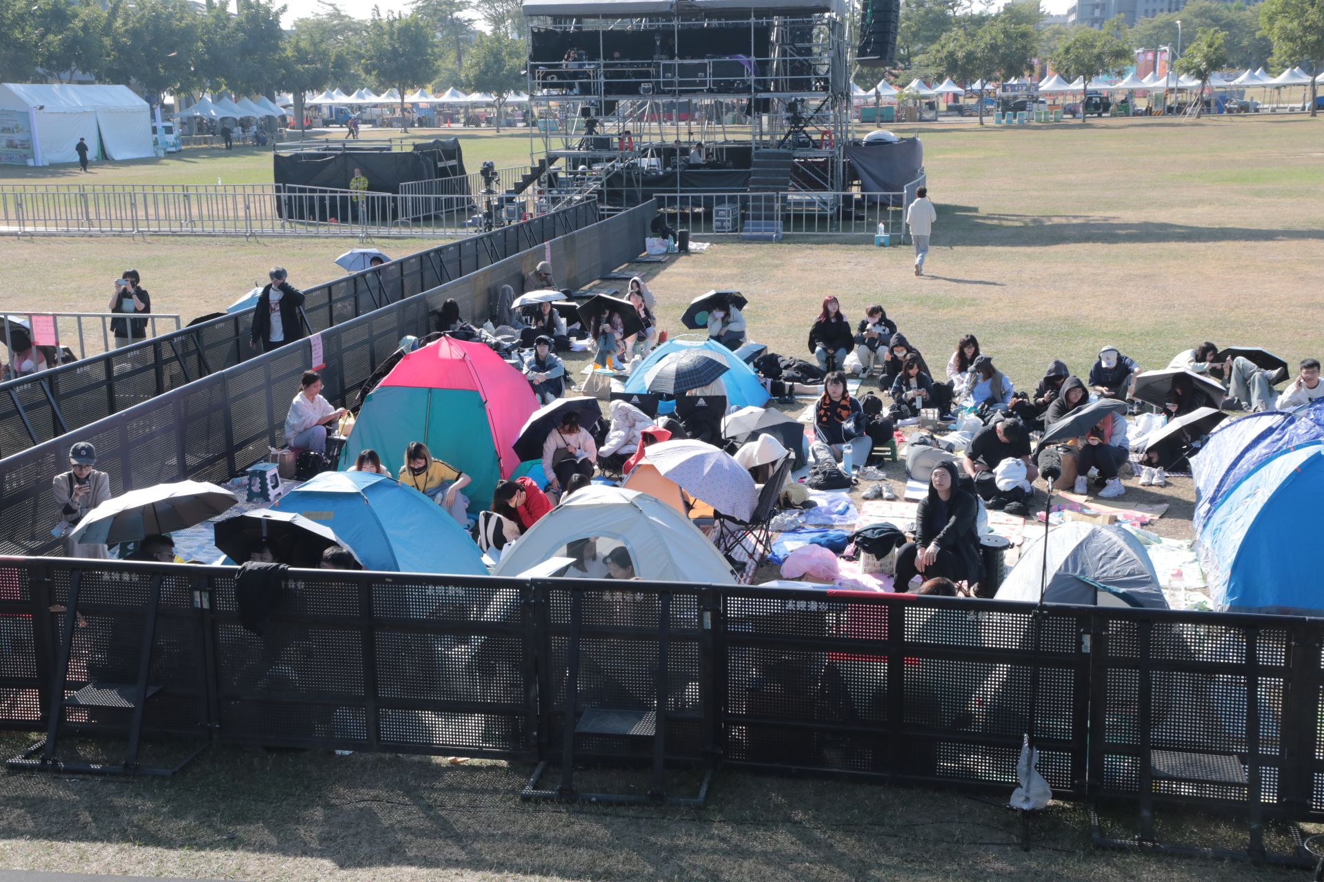 ▲台南跨年「百位歌迷」提早卡位...壓軸3500發煙火秀 警出動362人維安（圖／記者王俊勝 翻攝）