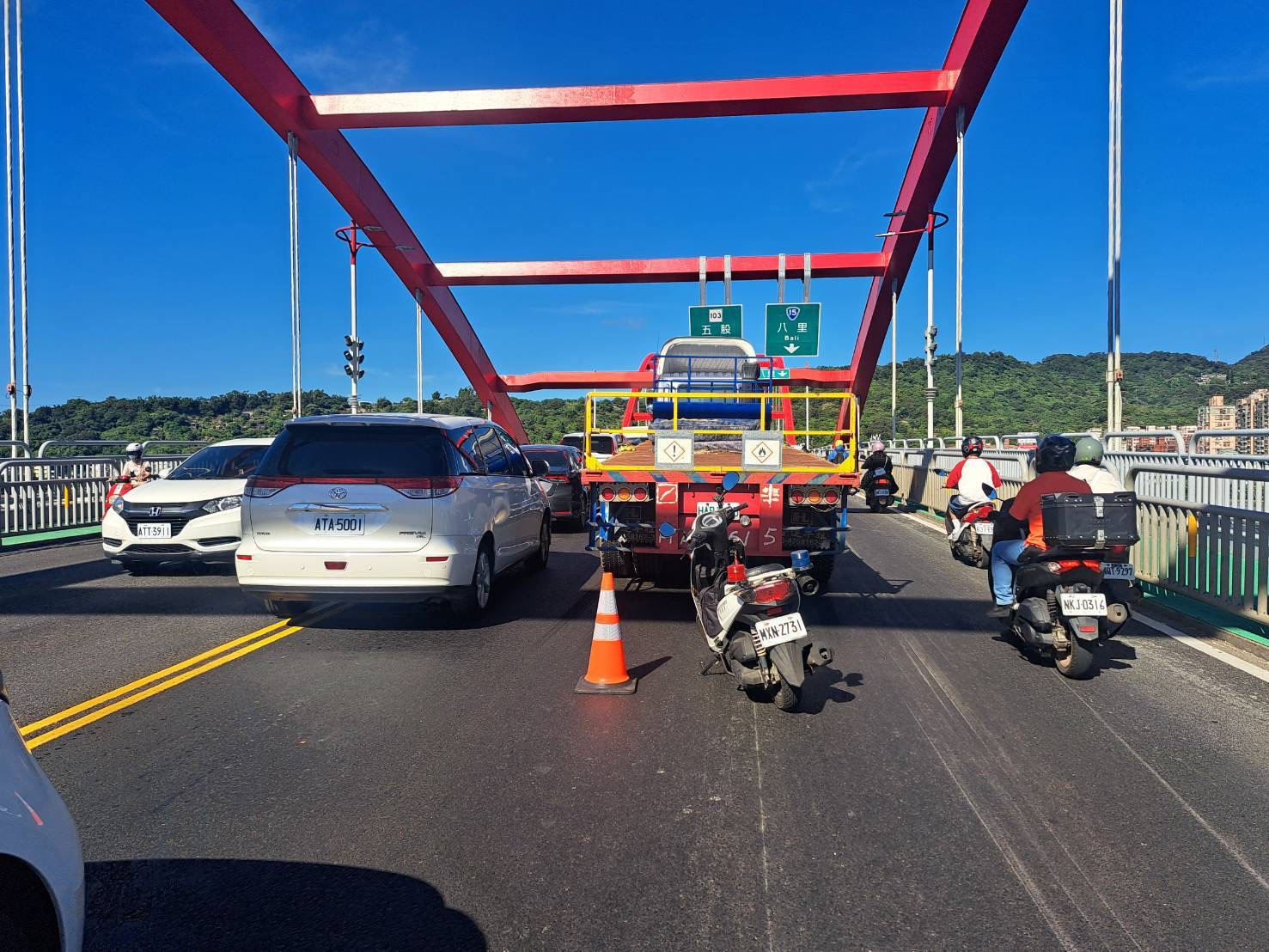 ▲新北市淡水區關渡橋往台北方向車道，今（2）日8時許發生一起聯結車追撞小客車事故。（翻攝畫面）