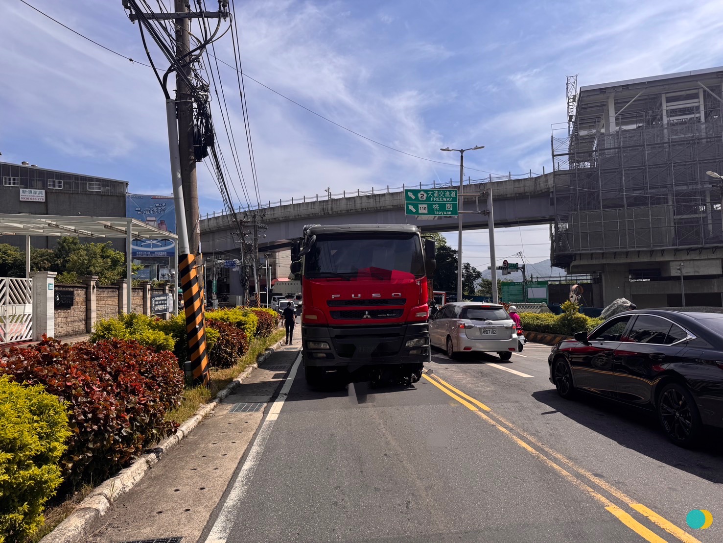 76歲官姓男子騎乘機車外出時，不慎與1輛水泥預拌車發生碰撞，人車當場捲入車底遭到碾壓。（翻攝畫面）（