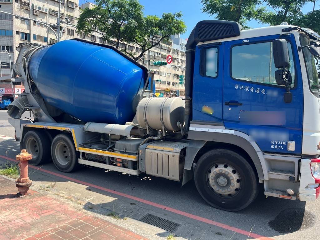 ▲29歲洪姓男子駕駛預拌車，右轉時不慎與76歲莊姓單車騎士發生碰撞。（翻攝畫面）