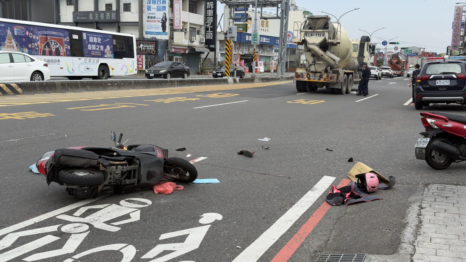 ▲台南永康驚悚車禍！水泥車與機車碰撞 女騎士險遭輾吐血送醫（圖／記者王俊勝 攝）