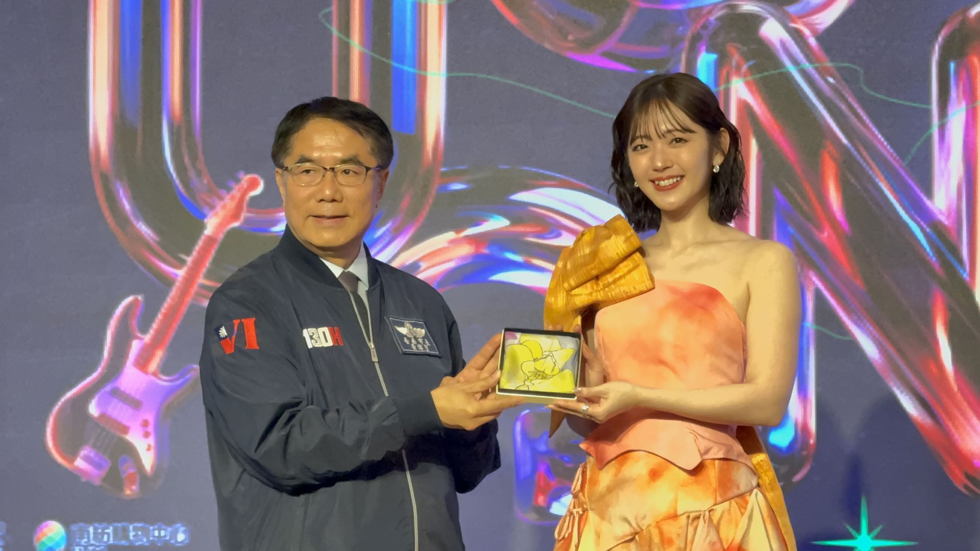 ▲市長也送上許多禮物給鈴木愛理（圖／記者王俊勝 拍攝）