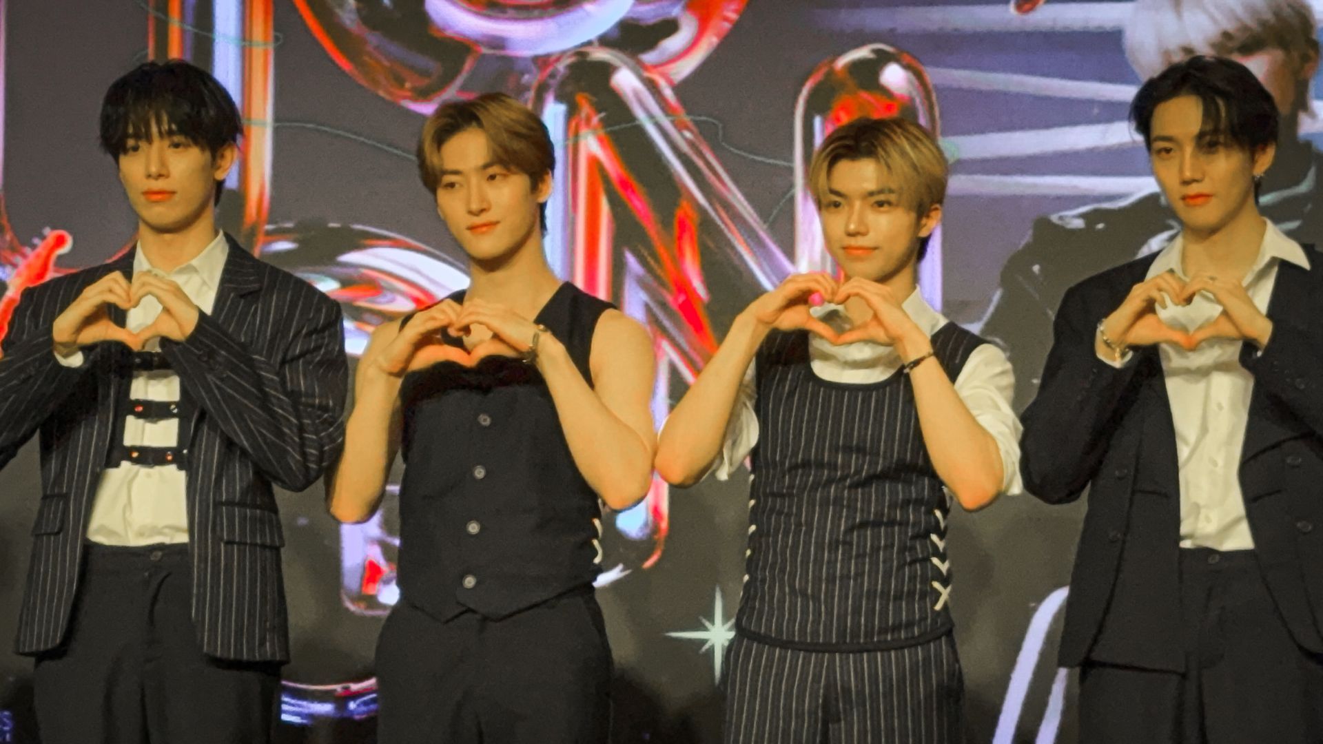 ▲一下飛機太熱直接脫了，無袖現身記者會，相當養眼（圖／記者王俊勝 拍攝）